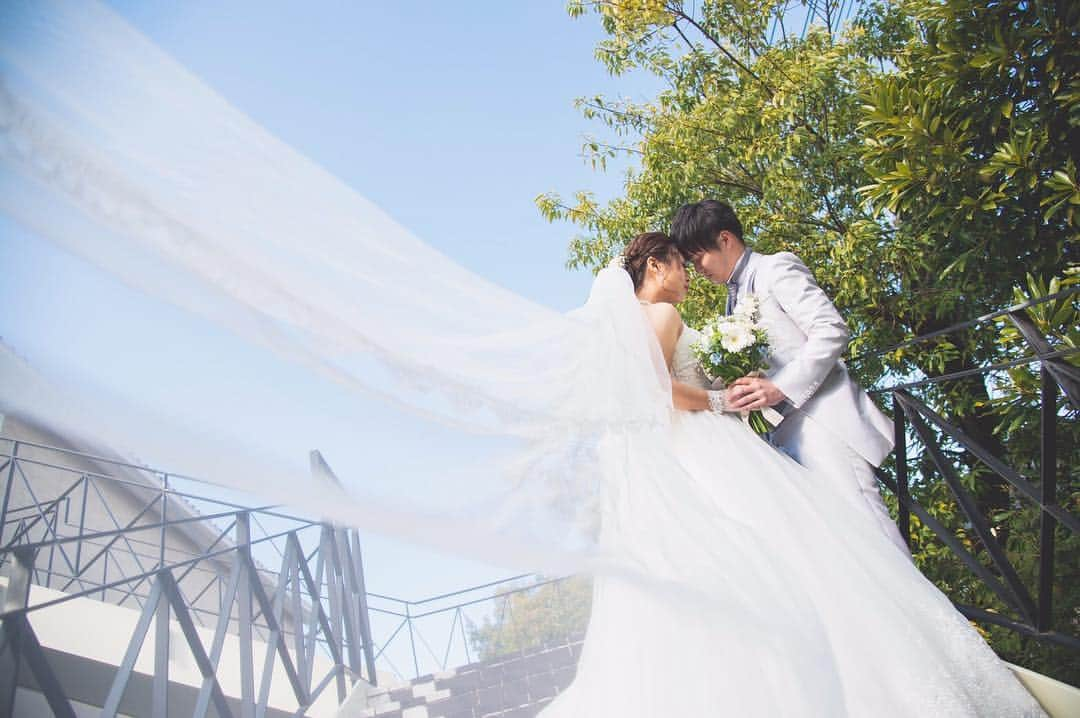 Villas des mariages TAKASAKIさんのインスタグラム写真 - (Villas des mariages TAKASAKIInstagram)「. . ロングベールをなびかせて...♡ . 青空に緑とウェディングドレスの純白さが 惹きたつ素敵な一枚！ . . #ヴィラデマリアージュ  #Takasaki  #感謝 #絆 #wedding  #式場見学 #式場探し  #群馬結婚式 #卒花嫁  #卒花レポ #プレ花嫁  #結婚式レポ #marry花嫁  #justmarried  #2019夏婚 #2019秋婚  #全国のプレ花嫁さんと繋がりたい  #写真好きな人と繋がりたい  #ヴィラマリ花嫁 #高砂  #メイン装花 #花嫁diy  #ウェディングフォト #ロングベール #ウェディングベール #花嫁ヘア  #bonmariage  #人生を豊かに」4月11日 8時33分 - villas_des_mariages_takasaki