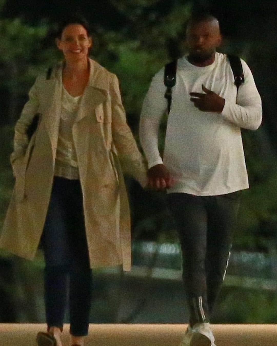 Just Jaredさんのインスタグラム写真 - (Just JaredInstagram)「@katieholmes212 and @iamjamiefoxx hold hands while hanging out with his daughter Corinne in Los Angeles.  #KatieHolmes #JamieFoxx Photos: Backgrid」4月11日 3時08分 - justjared