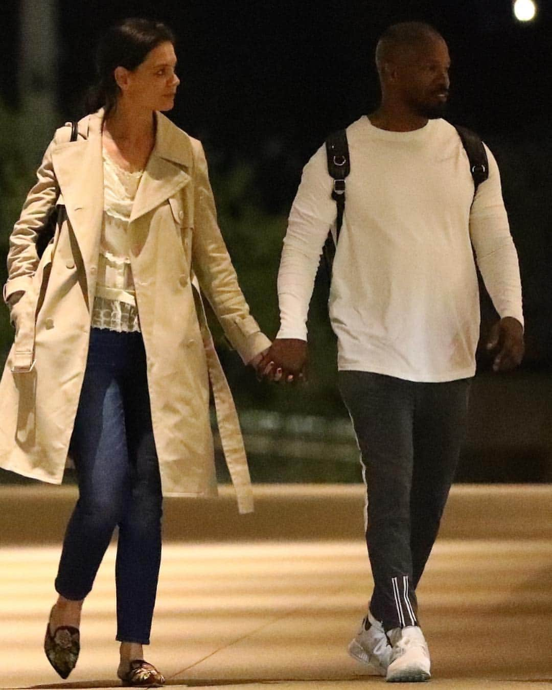 Just Jaredさんのインスタグラム写真 - (Just JaredInstagram)「@katieholmes212 and @iamjamiefoxx hold hands while hanging out with his daughter Corinne in Los Angeles.  #KatieHolmes #JamieFoxx Photos: Backgrid」4月11日 3時08分 - justjared