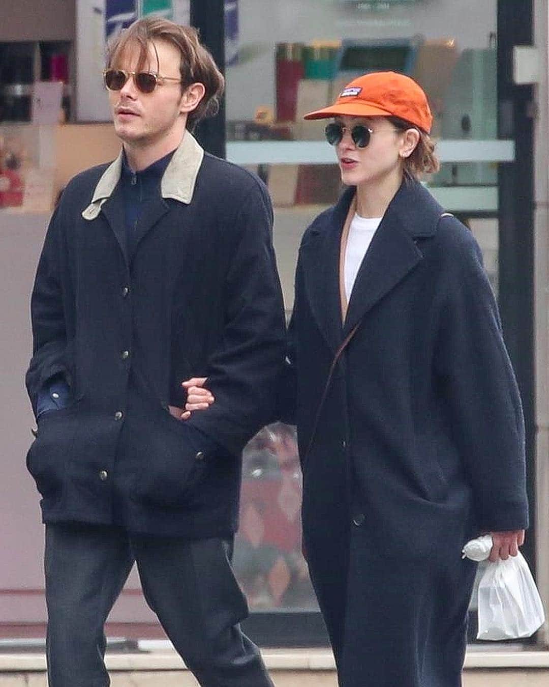 Just Jaredさんのインスタグラム写真 - (Just JaredInstagram)「@charlie.r.heaton & @nattyiceofficial stay close to each other during an afternoon stroll! #CharlieHeaton #NataliaDyer Photo: Backgrid」4月11日 3時12分 - justjared