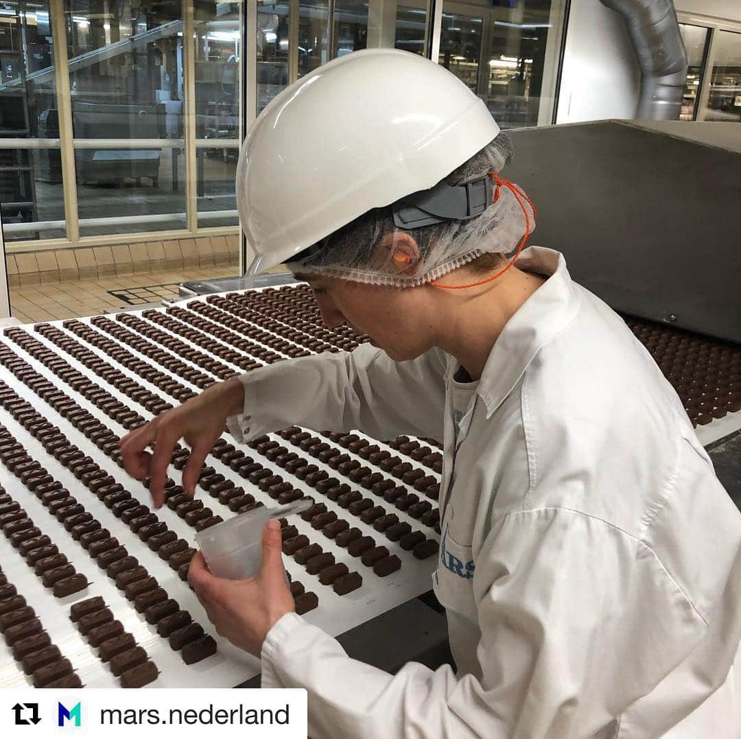 Marsさんのインスタグラム写真 - (MarsInstagram)「Quality control in action! Every day, our Associates are working to make sure that the treats you know and love are up to the highest standards. Next time you enjoy a chocolate bar, you might have a @mars.nederland Associate to thank! 🍫 ・・・ In deze post wil ik jullie wat meer inhoudelijk laten zien wat wij als PPTS doen! Door zogenaamde running conditions te bepalen zorgen we ervoor dat we weten hoe wij onze lijnen (in dit geval van onze minatures/CELEBRATIONS®, lijn 😉) het beste kunnen draaien zodat onze repen er altijd strak uitzien! Vandaag hebben we tijdens het bepalen hiervan de hardheid van de chocolade gemeten om deze kwaliteit te waarborgen.  Een ander onderdeel van onze job is om met andere grondstoffen ervoor te zorgen dat we nog steeds een super lekker product hebben! Om hier zeker van te zijn testen we vooraf al bepaalde eigenschappen zoals het vloeigedrag. #deweekvanmars #MILKYWAY #Quality #metenisweten #chocolate #candy #ProudlyMars #OneSweetJob」4月11日 3時15分 - marsglobal