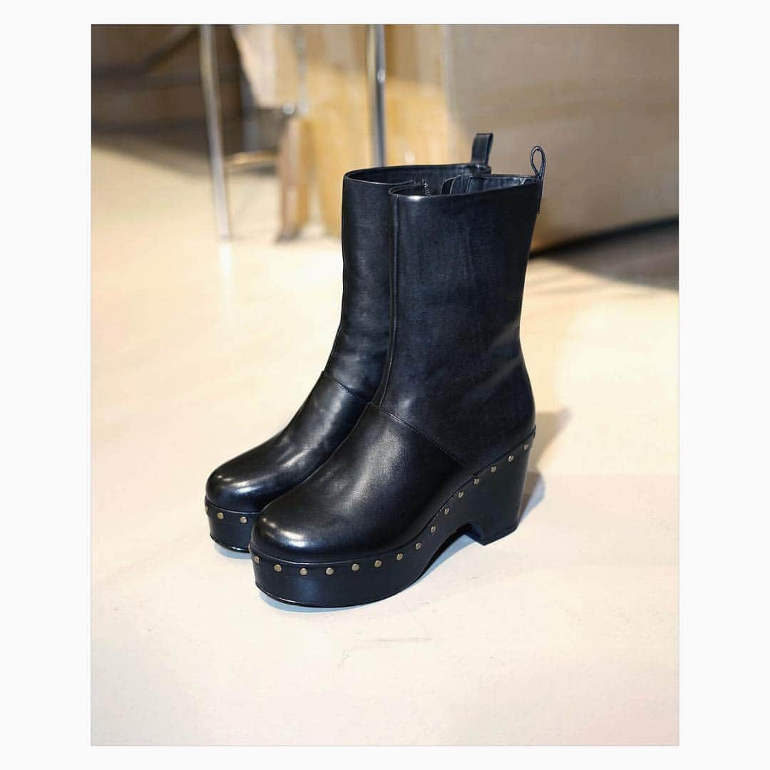 タイガーオブスウェーデンさんのインスタグラム写真 - (タイガーオブスウェーデンInstagram)「Botan boot in a calf leather with Vachetta details. Shot in the basement at our HQ in Stockholm. #tigerofsweden #ss19 #botan #boots #yourimaginationistransportive」4月11日 3時25分 - tigerofsweden