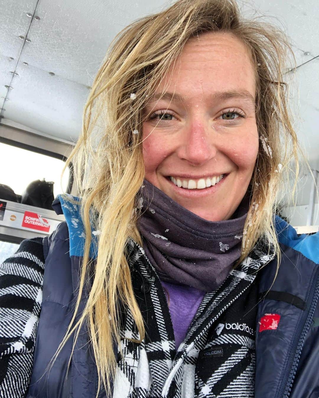 ジェイミー・アンダーソンのインスタグラム：「Nothing like a few tomahawks to wake you up! 😂✨❄️🤷‍♀️ #jaunconditional #snowboarding #baldfacelodge #jafreespirit」
