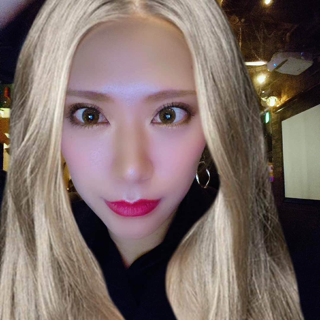 のインスタグラム：「髪の毛伸ばしたい願望出て来たんやけどどうしよー。 写真が盛れてるのは置いといて、ロング似合うかしら。  #ロング#ロングヘア#ショート が#楽#写真#盛れた#漏れた」