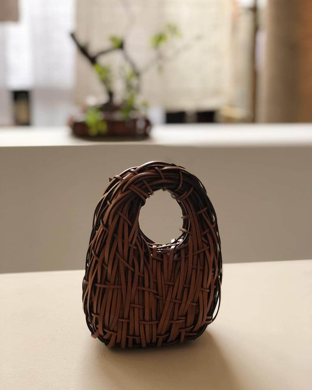 Vogue Italiaさんのインスタグラム写真 - (Vogue ItaliaInstagram)「@loewe by @jonathan.anderson presents an exhibition of basketry, hand quilting and calligraphy for its fifth project at the annual Salone del Mobile in Milan. #Loewe has challenged traditional artists from around the world to work in a new medium - leather - which puts traditional basket makers front and centre by casting them in a contemporary light. #LOEWEprojects watch more in Stories. #MDW pics by @manuelsinopoli」4月11日 3時38分 - vogueitalia