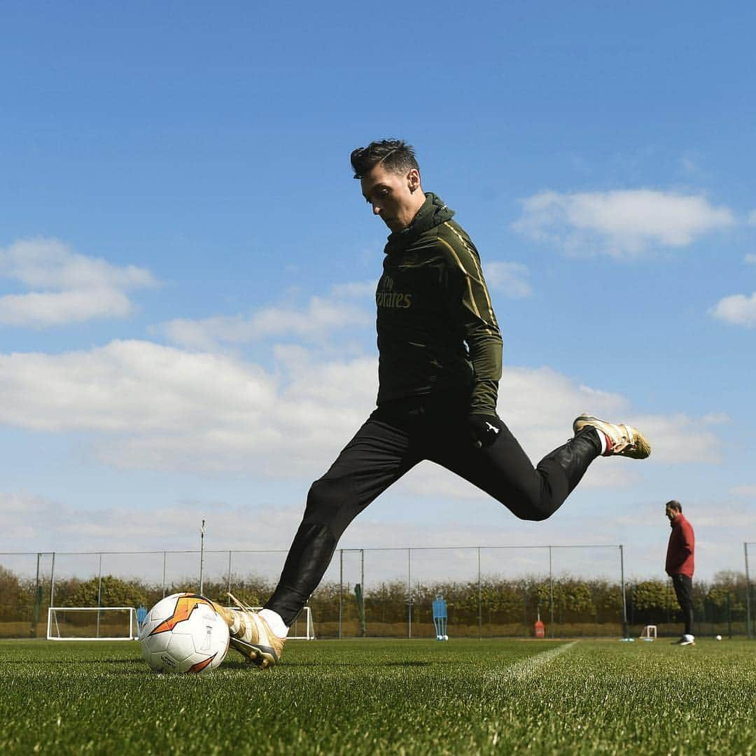 アーセナルFCさんのインスタグラム写真 - (アーセナルFCInstagram)「Training done ✅  Tomorrow we get down to business  #Arsenal #UEL #europa #europaleague #Ozil #Sokratis #Lacazette #AMN #Koscielny #Torreira #Emery #training」4月11日 3時49分 - arsenal