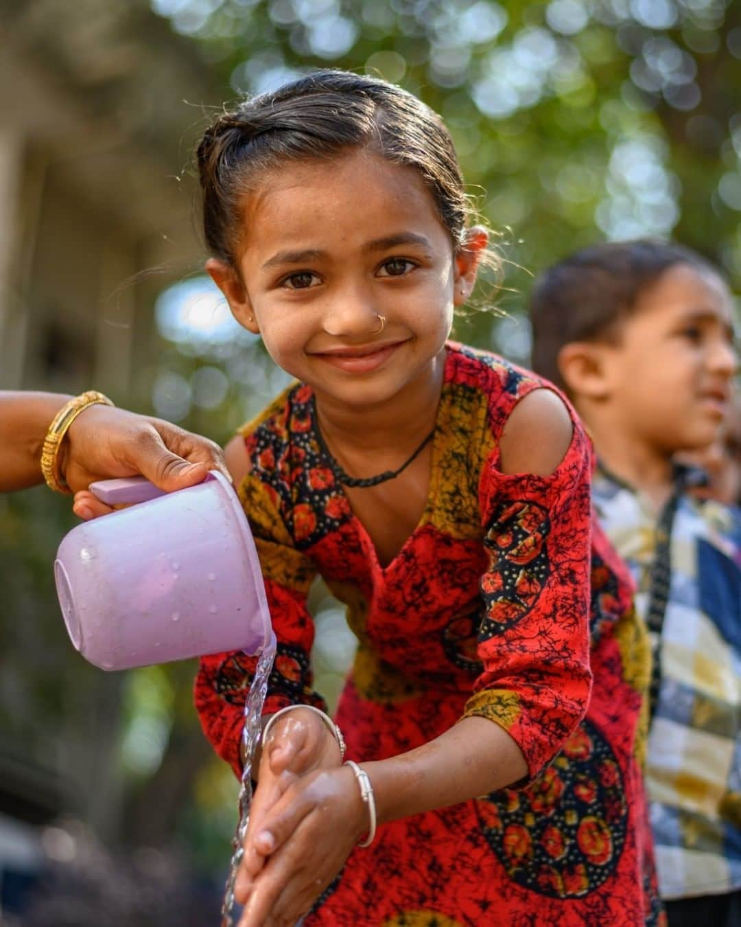 unicefさんのインスタグラム写真 - (unicefInstagram)「👐💧😊 #ForEveryChild, safe and clean water. 📸 @UNICEFIndia」4月11日 3時45分 - unicef