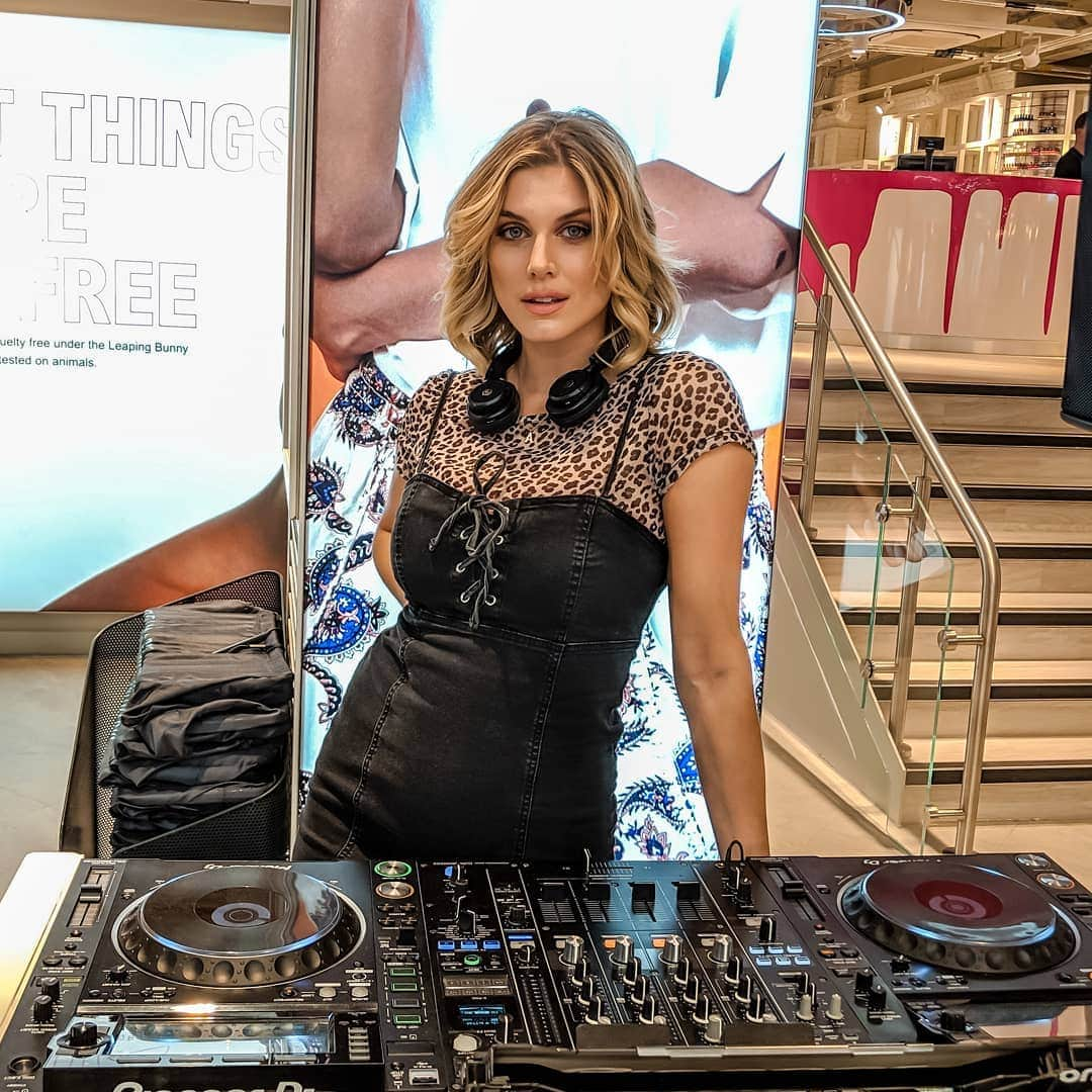 Ashley Jamesさんのインスタグラム写真 - (Ashley JamesInstagram)「I'm incredibly excited to be DJing in Birmingham tonight for the launch of the new @primark here. 🎶 It's the biggest Primark in the world (it used to be an entire shopping centre), I'm honestly shocked at how much is in here. 5 floors, amazing cafes (including a Disney one), a huge homeware section, and so many shoes, clothes etc. I need to come back to Birmingham when it's officially open. 😱❤️ My outfit is head to toe Primark (of course) styled by @aoifeodohertystylist and was gifted. I love it! They do the dress in blue denim too and it's soooo fitted if you can find them. 💁🏼‍♀️ #PrimarkBirmingham  #iworkwithprimark #AD #femaledj」4月11日 3時52分 - ashleylouisejames