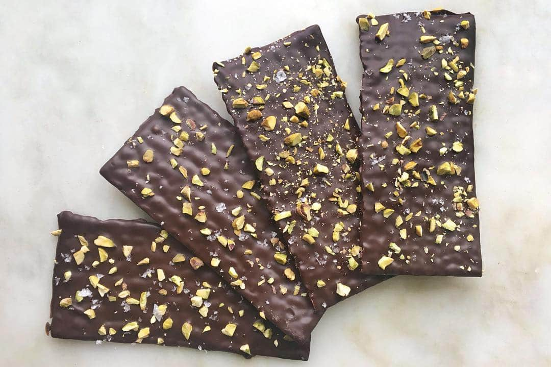 DOMINIQUE ANSEL BAKERYさんのインスタグラム写真 - (DOMINIQUE ANSEL BAKERYInstagram)「Dark chocolate-covered matzo for Passover, topped with crunchy toasted pistachios and sea salt to finish. Available through Sunday, April 28th in Soho, @dominiqueanselkitchen, and @dominiqueansella and for online preorder.」4月11日 3時52分 - dominiqueansel