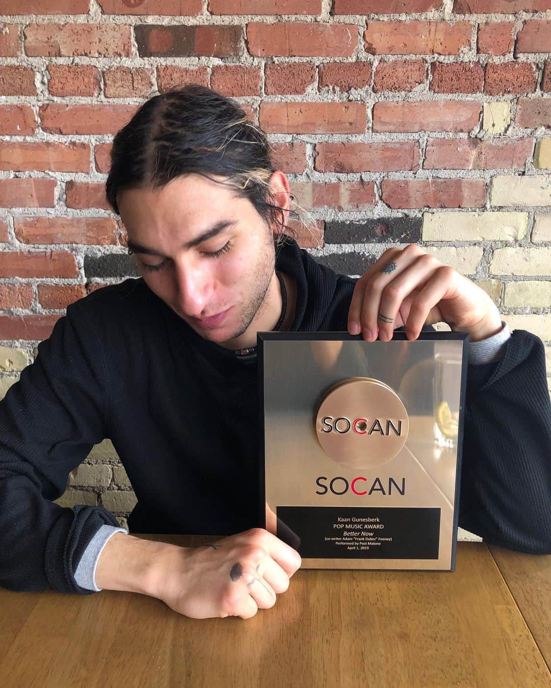 SOCANさんのインスタグラム写真 - (SOCANInstagram)「We caught up with Kaan (@_kilmanjaro) today and presented him with his SOCAN Pop Music Award for his work on “Better Now”. Co-written with @frankdukes and performed by @postmalone. Huge congrats 🙌🏻 #numberone」4月11日 3時55分 - socanmusic