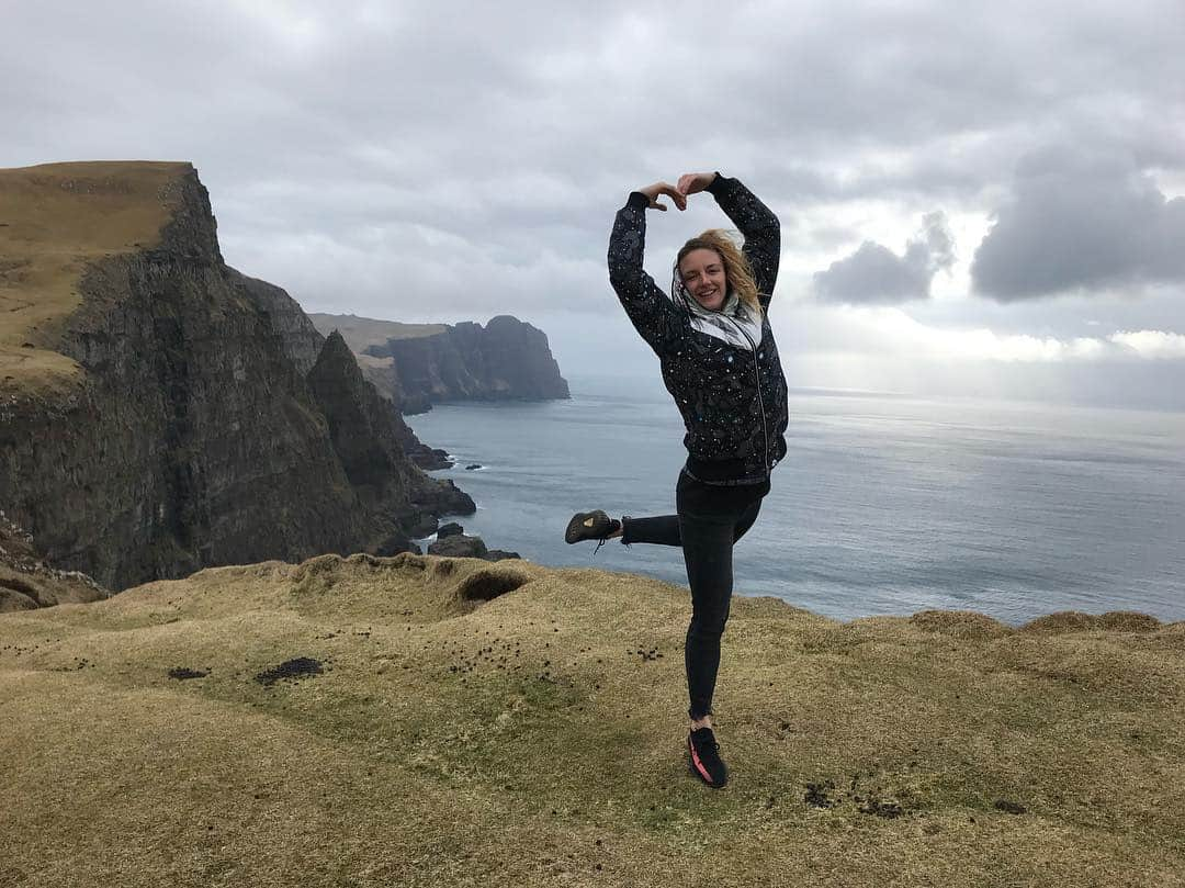 カティンカ・ホッスーさんのインスタグラム写真 - (カティンカ・ホッスーInstagram)「Bye Faroe Islands and thanks for everything! 🇫🇴 Had a great time and got some of my coolest pics ever 😎 Viszlát Feröer szigetek és köszönök mindent! Nagyon jól éreztem magam és nagyon menő képeim lettek 😎  #faroe #ironlady #ontothenexttomorrow」4月11日 3時56分 - hosszukatinka