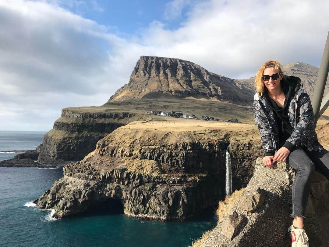カティンカ・ホッスーさんのインスタグラム写真 - (カティンカ・ホッスーInstagram)「Bye Faroe Islands and thanks for everything! 🇫🇴 Had a great time and got some of my coolest pics ever 😎 Viszlát Feröer szigetek és köszönök mindent! Nagyon jól éreztem magam és nagyon menő képeim lettek 😎  #faroe #ironlady #ontothenexttomorrow」4月11日 3時56分 - hosszukatinka