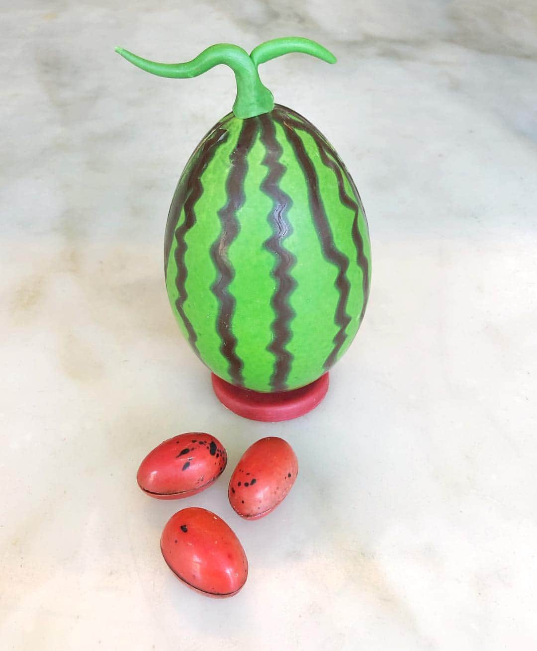 DOMINIQUE ANSEL BAKERYさんのインスタグラム写真 - (DOMINIQUE ANSEL BAKERYInstagram)「One in a Melon, our watermelon Easter egg made with a @ValrhonaUSA dark chocolate shell, filled with handmade chocolate raspberry bonbons inside. Available in Soho and @dominiqueanselkitchen, and for online preorders, through Easter Sunday 4/21. 🍉 #HappyEaster」4月11日 4時06分 - dominiqueansel