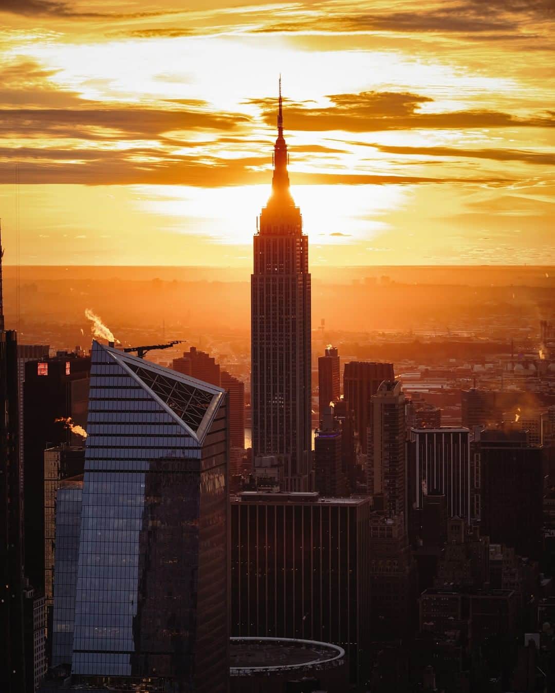 nyonairさんのインスタグラム写真 - (nyonairInstagram)「Empire State BUILDING FUN FACT! Opened in 1931, the Empire State Building is the world's most famous office building, a historical landmark, and was named "America's Favorite Architecture" in a poll conducted by the American Institute of Architects. It's no surprise that visiting this amazing building is one of the top places to visit in New York . . . Spring is here! 🚁 Get 35% Off - Use Code EASTER35! 🚁 . Ultimate flexibility with our BNSL - valid for more than a year. . . . . . #earthpix #bestvacations #loveauthentic#exploremore #moodygrams #streetdreamsmag #complex #stpatricksday #esquire #icapture_nyc #jointhemvmt#bucketlist #timeoutnewyork #wildnewyork#newyork_instagram #lensbible#thingstodoinnyc #adventurelifestyle #travelexperience #adventuretravel#winterinnewyork #traveldeawls #centralpark #timessquare」4月11日 4時00分 - nyonair