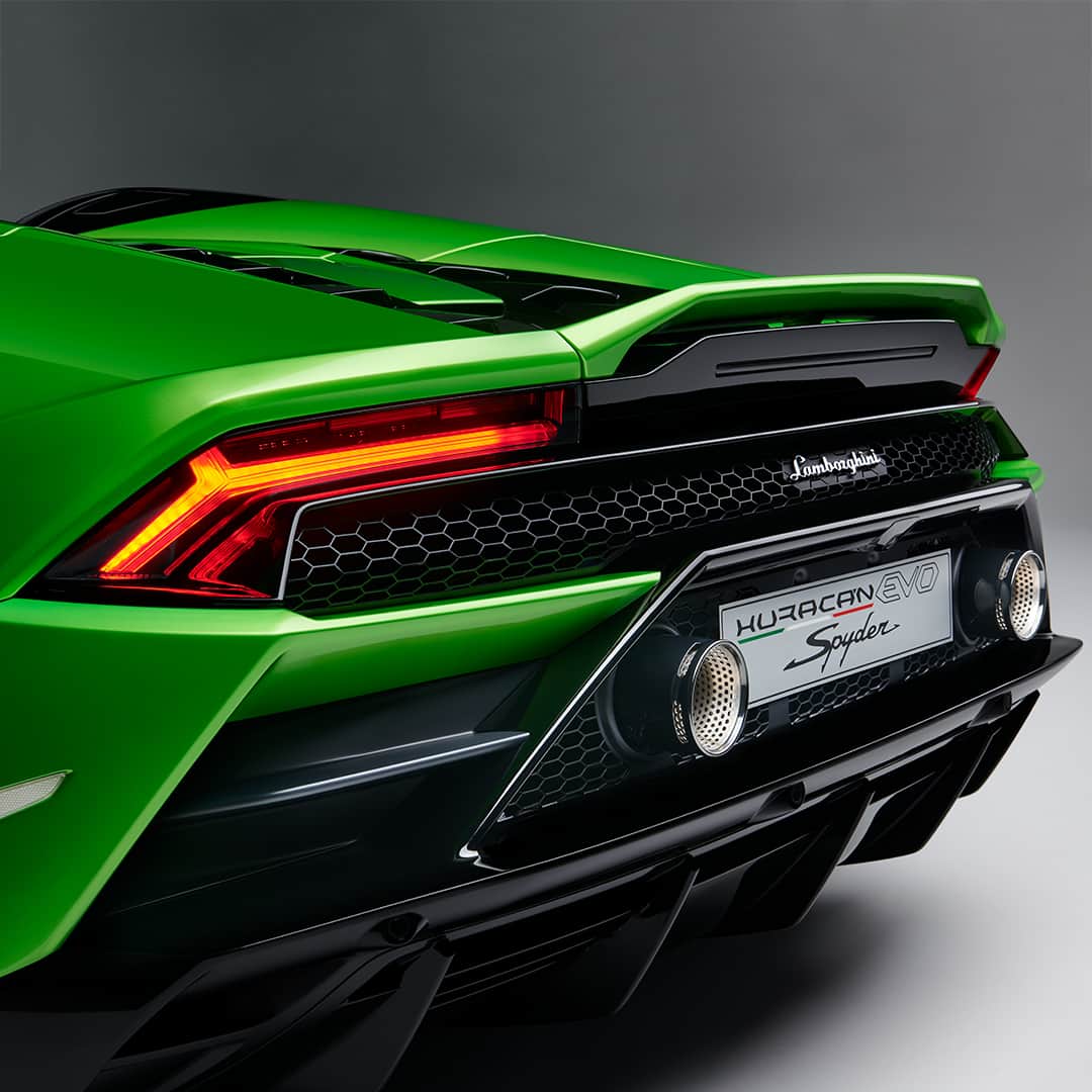 ランボルギーニのインスタグラム：「Joy is a journey made of sound, traveling through an engine or a musical instrument. And it amplifies everything. That’s a part of what the great violinist and conductor Stephanie Childress told us. Watch the video on our IG TV channel!  #Lamborghini #SoundOfEmotion #HuracanEVOSpyder #EveryDayAmplified #Sound」