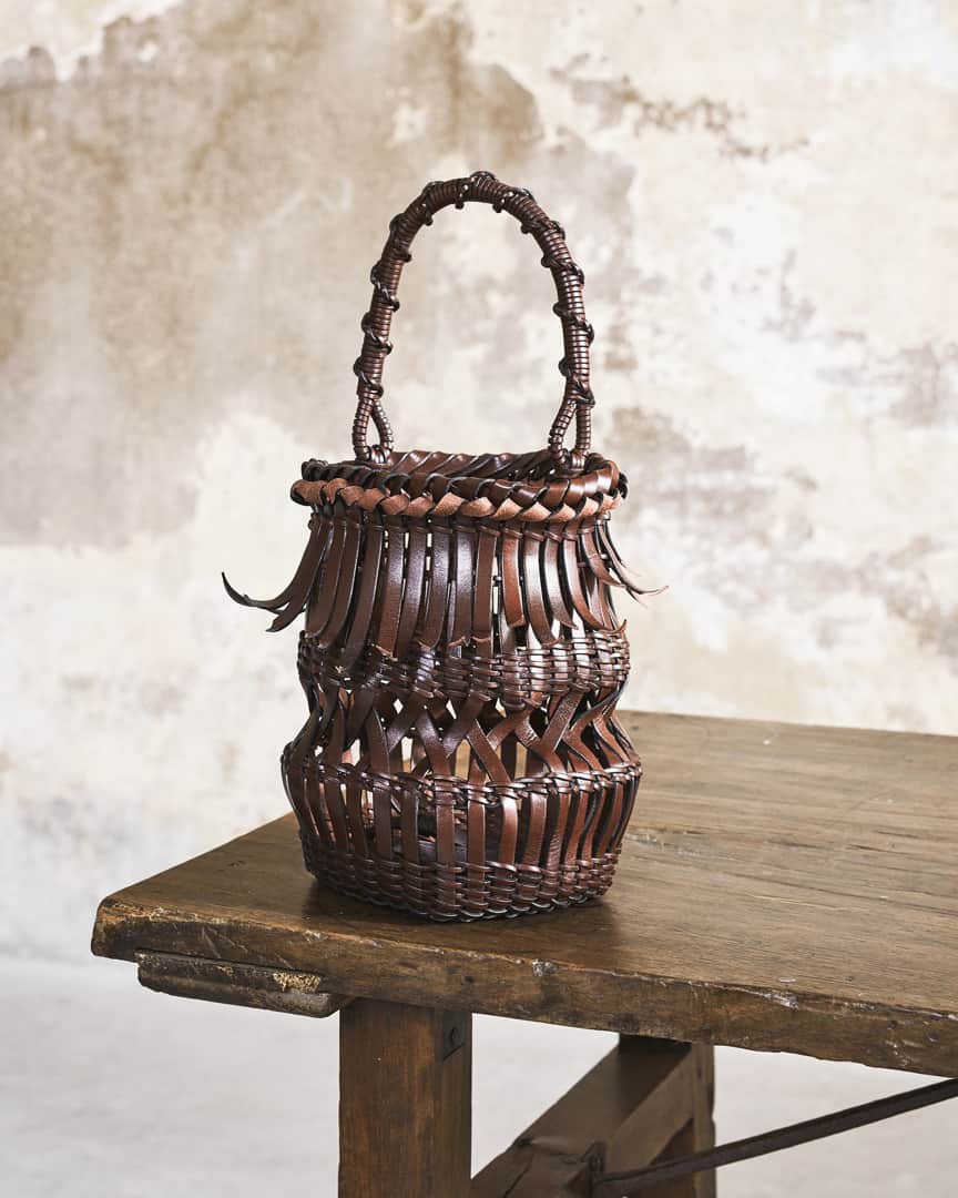 Loeweさんのインスタグラム写真 - (LoeweInstagram)「LOEWE Baskets showcases a series of baskets created by artists exploring the historical traditions, cultural resonance and various applications of the humble vessel. See the full collection on loewe.com (link in bio) #SaloneDelMobile #LOEWE #LOEWEprojects」4月11日 4時01分 - loewe