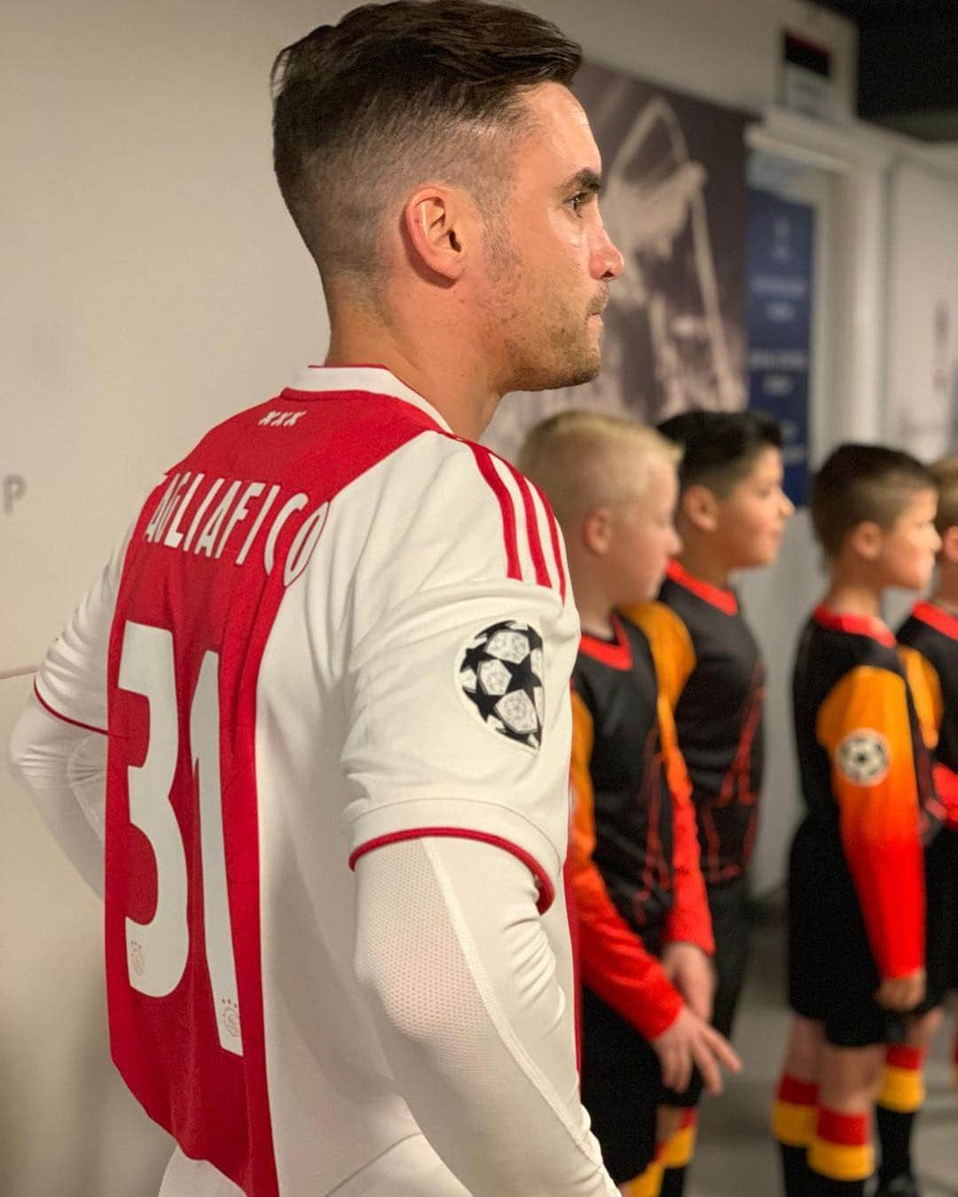 アヤックス・アムステルダムさんのインスタグラム写真 - (アヤックス・アムステルダムInstagram)「Our time is now! Shine, boys! ✨ #UCL #ajajuv」4月11日 4時03分 - afcajax