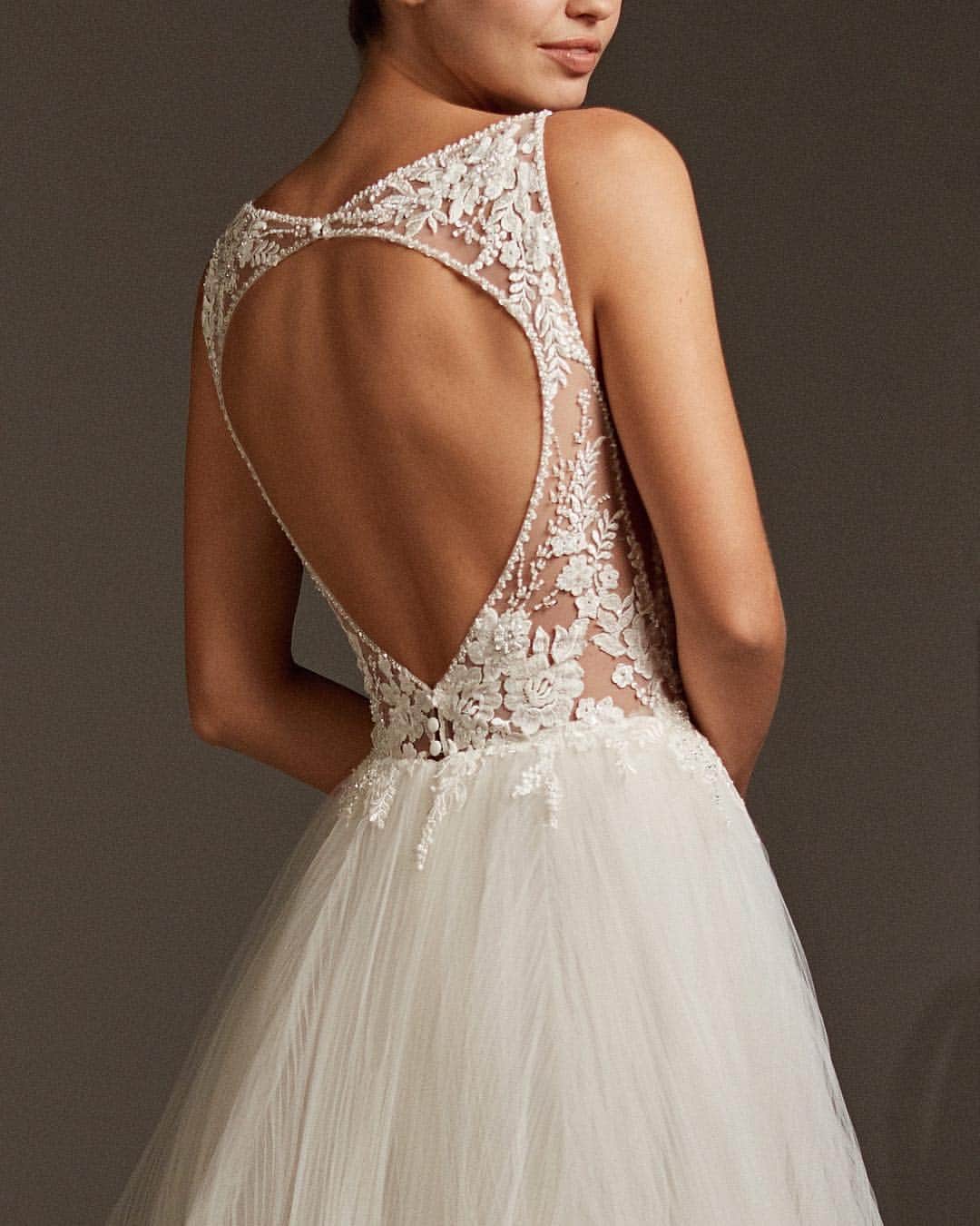 Pronoviasさんのインスタグラム写真 - (PronoviasInstagram)「A back framed in lace <3. Tag a friend who would look fabulous in the Portia dress! #DancingLights」4月11日 4時05分 - pronovias