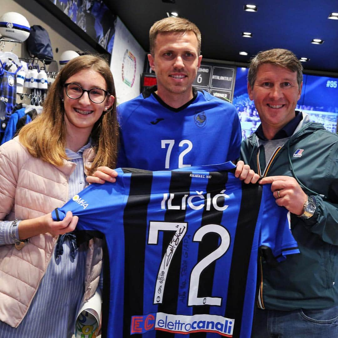 アタランタBCさんのインスタグラム写真 - (アタランタBCInstagram)「@ilicic72 + tantissimi tifosi atalantini (e non solo 🇸🇮) = 👍🏼🤩😁 #AtalantaLife 🖤💙 ~ #Iličić #AtalantaStore #Atalanta #Bergamo #instore #forzaAtalanta」4月11日 4時15分 - atalantabc