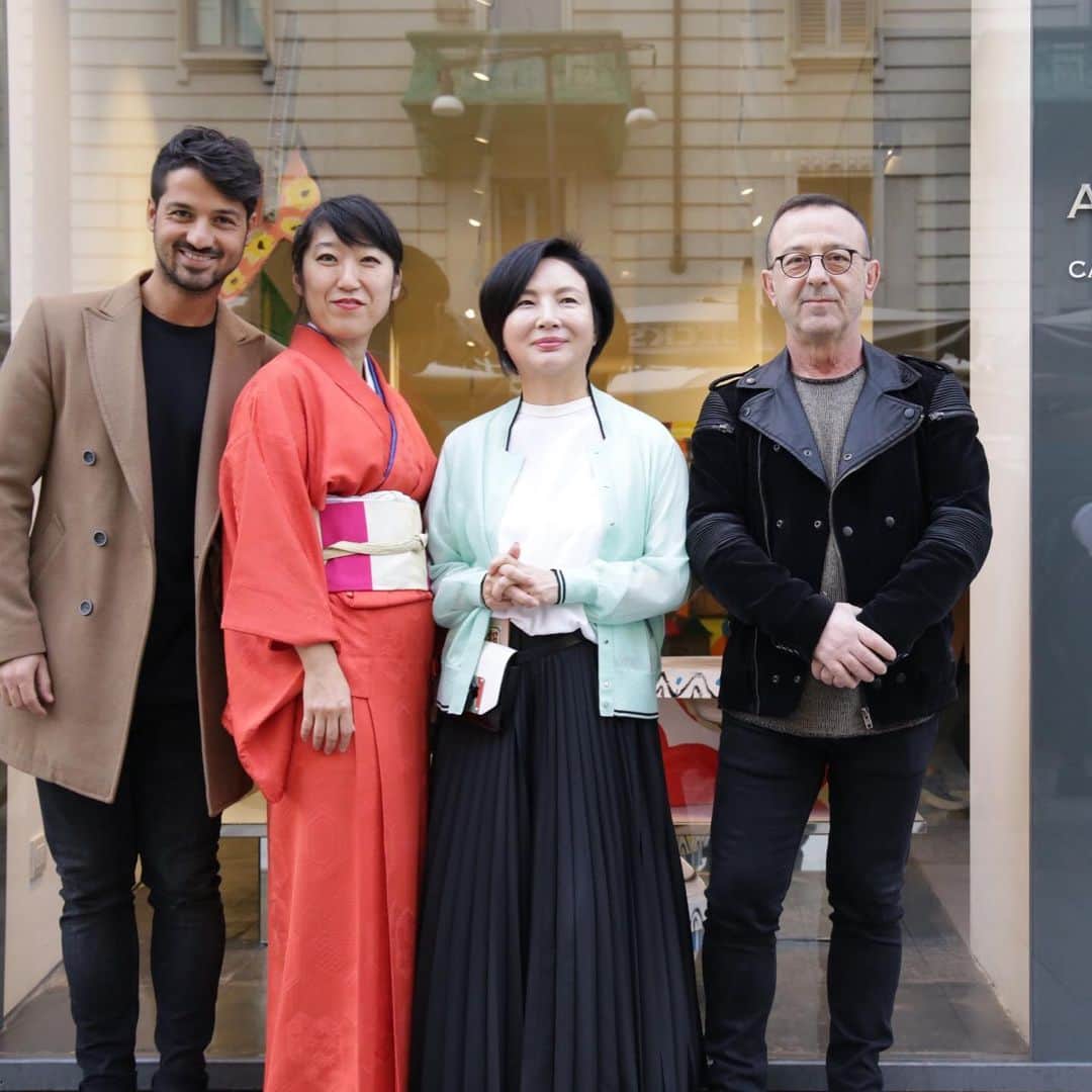 ANTEPRIMAさんのインスタグラム写真 - (ANTEPRIMAInstagram)「ANTEPRIMA has participated in the Milan Salone 2019 on 10 April 2019. The event exhibits a dynamic collaboration with eclectic Japanese visual artist Ellie Omiya and the eco-friendly Italian company Corvasce Design for Cardboard Art Expression.  Ellie’s concept behind the event was "The furnishings began to talk that night", which consists into two main moments: "A lovesick chair" and "A table found the love after being in agony". We would like to thank the following for making this occasion successful with their special contributions and collaborations: Ellie Omiya,  Corvasce Design, Crescenzi&co. #milansalone #milansalone2019  #fuorisalone2019 #ellieomiya #artist #corvasce #interiordesign #designer #ecofriendly #cardboardfurniture #innovative #milan #italy」4月11日 4時11分 - anteprimaofficial