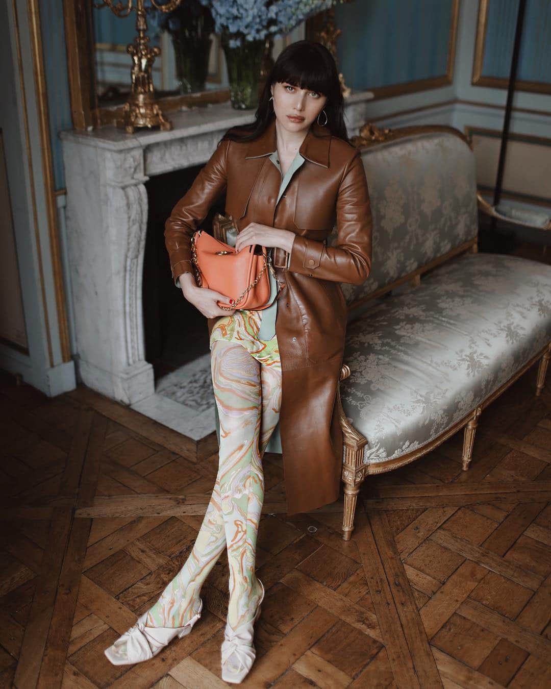 ナタリー・スアレスさんのインスタグラム写真 - (ナタリー・スアレスInstagram)「Sitting pretty in between meetings today. #Paris 🇫🇷 @bally trench / @mulberryengland bag and tights.」4月11日 4時22分 - natalieoffduty