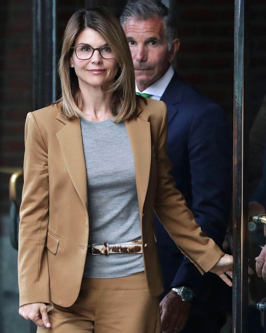 E! Onlineさんのインスタグラム写真 - (E! OnlineInstagram)「EXCLUSIVE! Lori Loughlin thought the DA was bluffing so she rejected their first plea and now faces additional charges. Link in bio for more on how she's dealing with finally realizing how serious her situation is. (📷: Shutterstock)」4月11日 4時33分 - enews