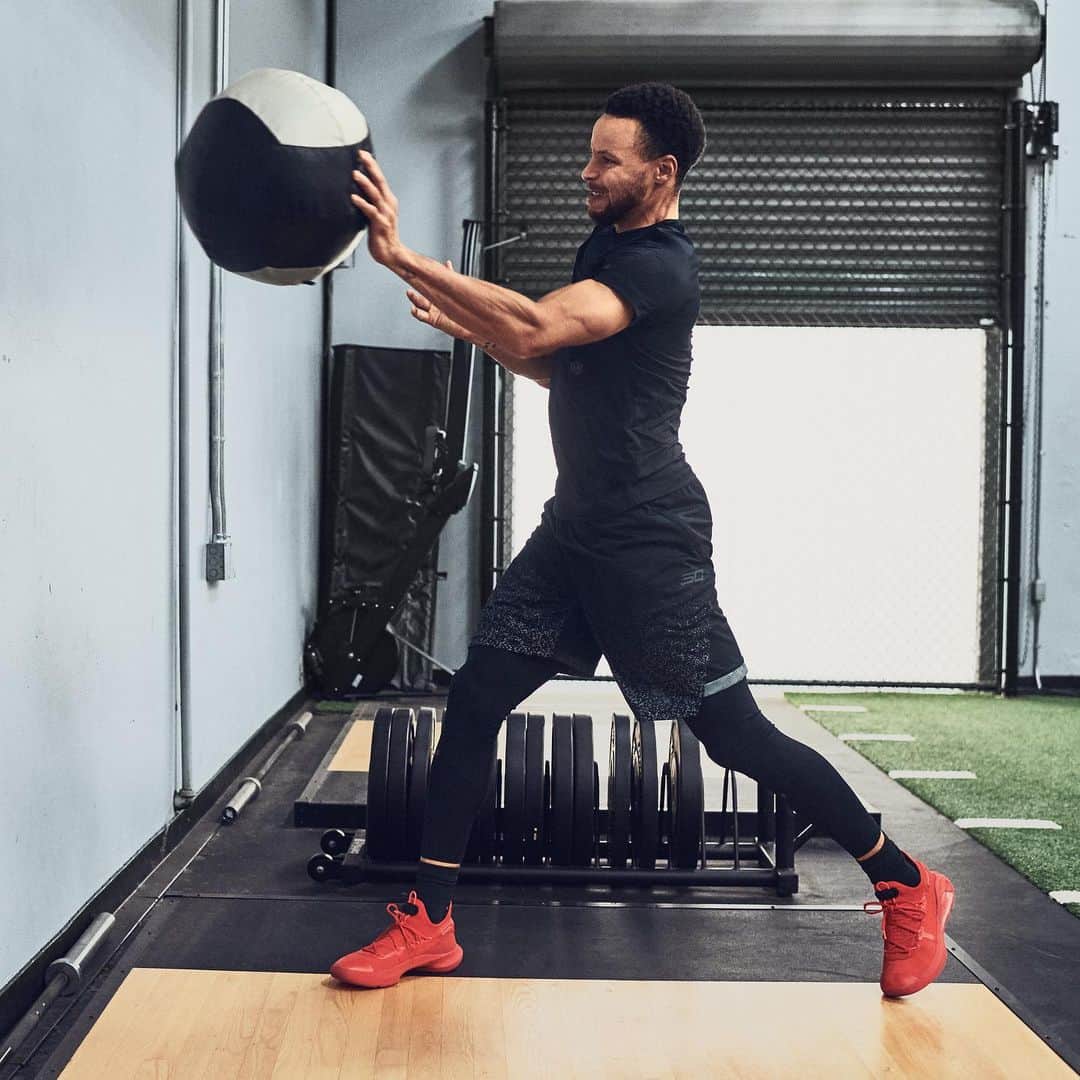 Under Armourさんのインスタグラム写真 - (Under ArmourInstagram)「The results are in. After being tested on elite athletes like @stephencurry30, our #UARUSH technology has been scientifically proven to enhance performance by recycling the body’s energy. Get that extra edge on April 11th. #WEWILL」4月11日 4時30分 - underarmour