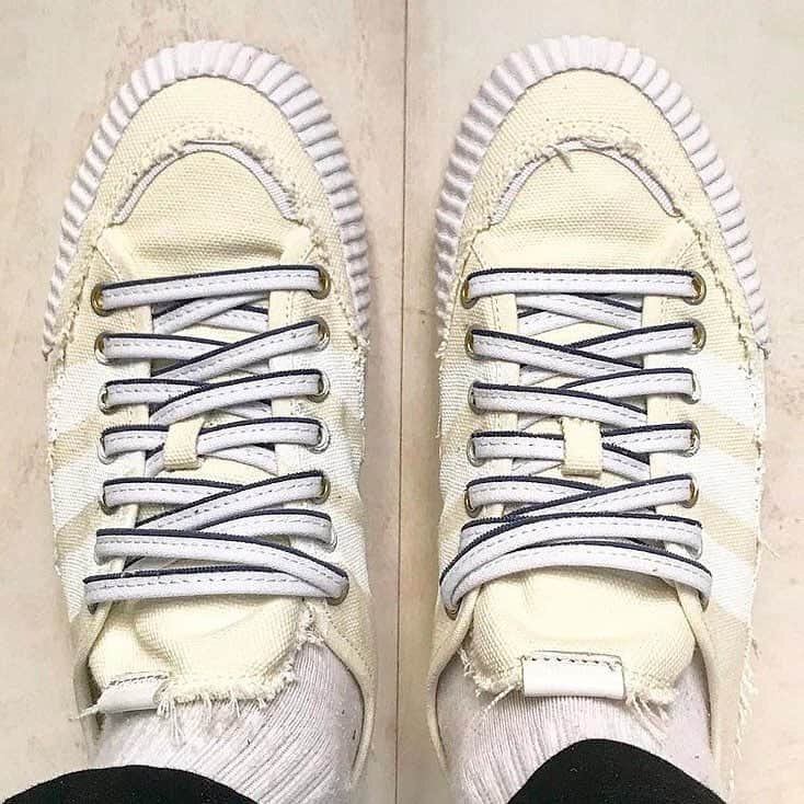 Sneaker Newsさんのインスタグラム写真 - (Sneaker NewsInstagram)「First look at @childishgambino’s adidas collaboration. His take on the Nizza includes a frayed edges on the upper, an exaggerated toe foxing, and custom insoles. For a closer look, tap the link in our bio.」4月11日 4時37分 - sneakernews
