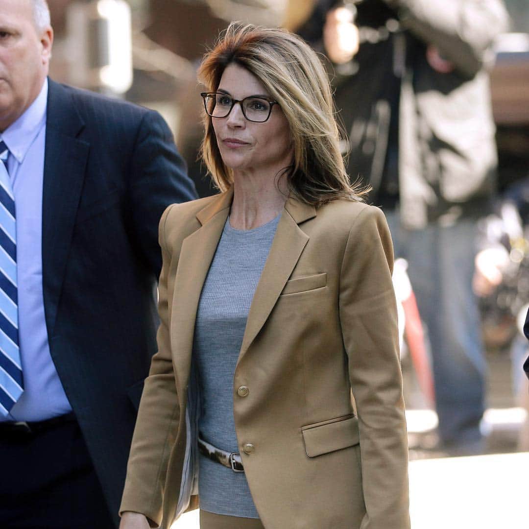 E! Onlineさんのインスタグラム写真 - (E! OnlineInstagram)「Lori Loughlin thought she could skate by without jail time but now that she knows how wrong she was, she is terrified and things have quickly gone from bad to worse. Find out how she's coping at the link in our bio. (📷: Shutterstock)」4月11日 4時38分 - enews