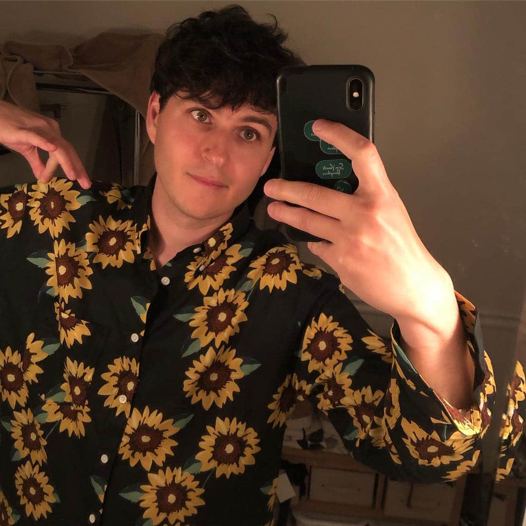 エズラ・クーニグさんのインスタグラム写真 - (エズラ・クーニグInstagram)「a very thoughtful sunflower themed bday present from @arielrechtshaid & @daniellehaim 🤗 - next goal is to perform a soprano saxflower wearing this shirt」4月11日 4時40分 - arze