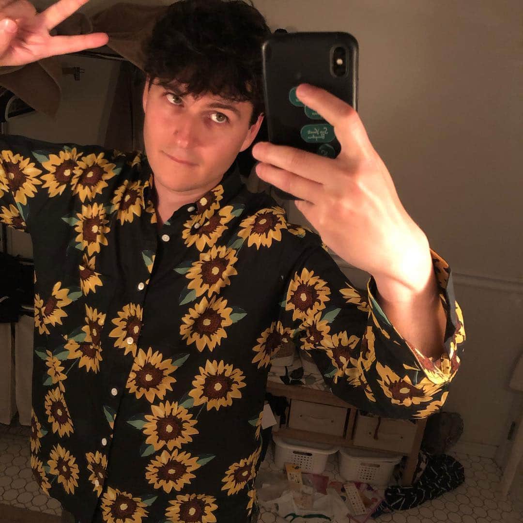 エズラ・クーニグのインスタグラム：「a very thoughtful sunflower themed bday present from @arielrechtshaid & @daniellehaim 🤗 - next goal is to perform a soprano saxflower wearing this shirt」