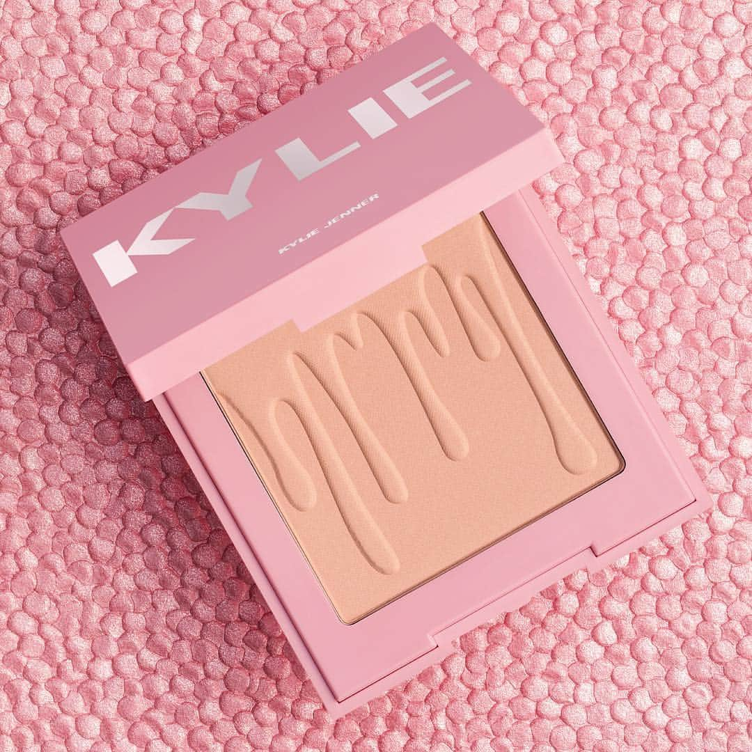 Kylie Cosmeticsさんのインスタグラム写真 - (Kylie CosmeticsInstagram)「Because YOU’RE PERFECT! Can Friday come sooner please?! Our previously sold out perfecting powder will be back Friday at 3pm pst with the launch of our brand new mattifying Setting Spray 🌟」4月11日 4時49分 - kyliecosmetics