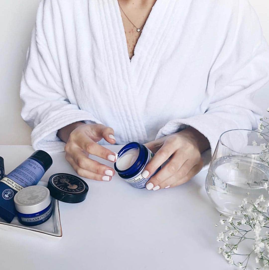 Neal's Yard Remediesさんのインスタグラム写真 - (Neal's Yard RemediesInstagram)「On #HumpDay we play with skincare! 💁🏽‍♀️ What’s your favourite #Neal’sYardRemedies product at the moment?💙 Comment below.👇🏾👇🏼👇🏽👇🏻[📸: @nealsyard.israel]」4月11日 4時50分 - nealsyardremedies