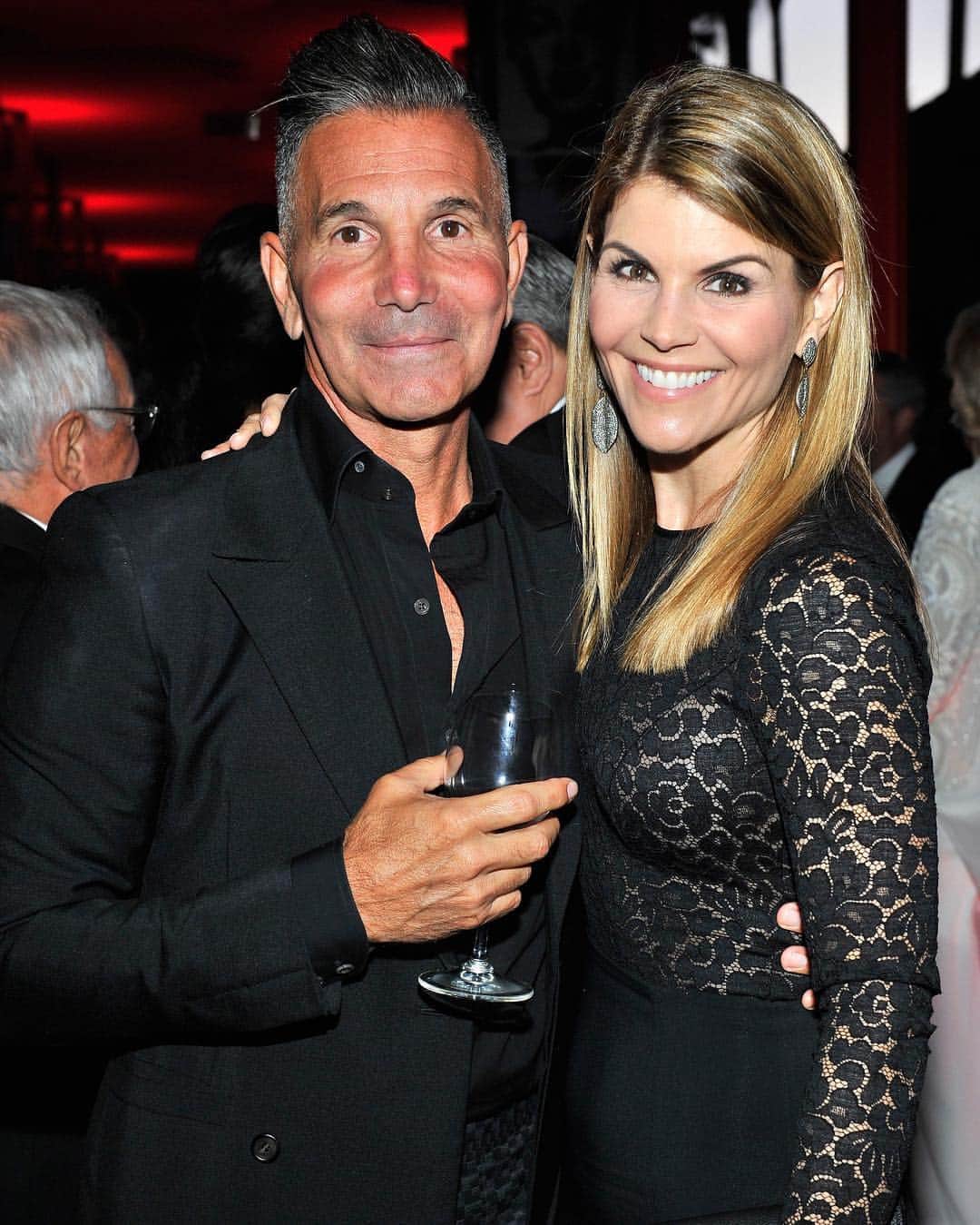E! Onlineさんのインスタグラム写真 - (E! OnlineInstagram)「EXCLUSIVE: Lori Loughlin and Mossimo Giannulli's legal troubles have caused "a rift" between them as they're starting to turn on and blame each other. Link in bio for more on how the college admissions scandal has added tension to their relationship. (📷: Getty Images)」4月11日 4時43分 - enews