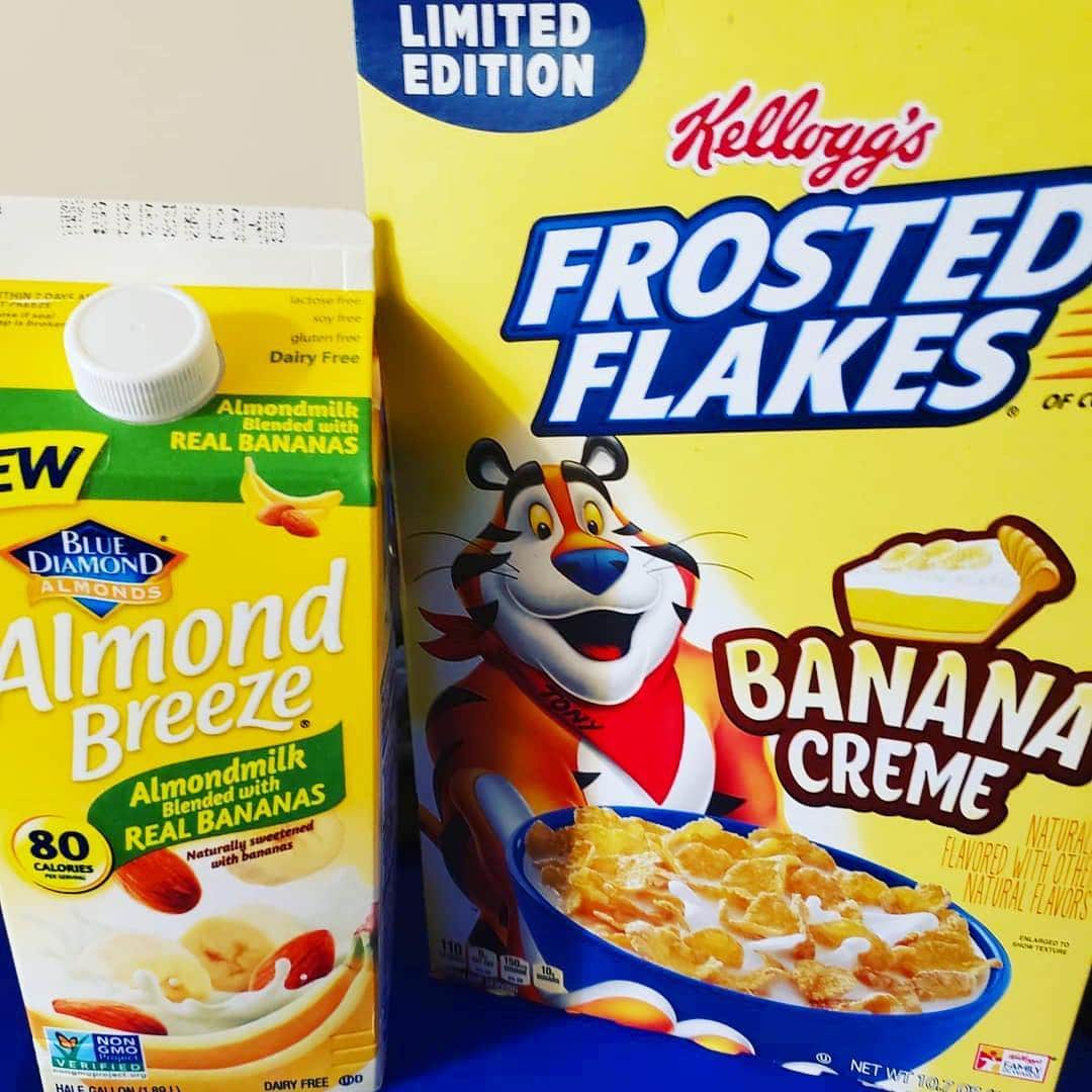 ファンクマスター・フレックスのインスタグラム：「April 28th!!! Bully Brunch!!! #CerealEdition FunkFlex on the set!! I’m so ready!!! Frosted Flakes, Fruity Pebbles, Captain Crunch and Fruit Loops!!!! It’s a go!!! @litdigitaldjs @juganot @tatwza @djhrnyc @joejaxson @djspazo !!!!!! Pic Via: @djchubbychub」