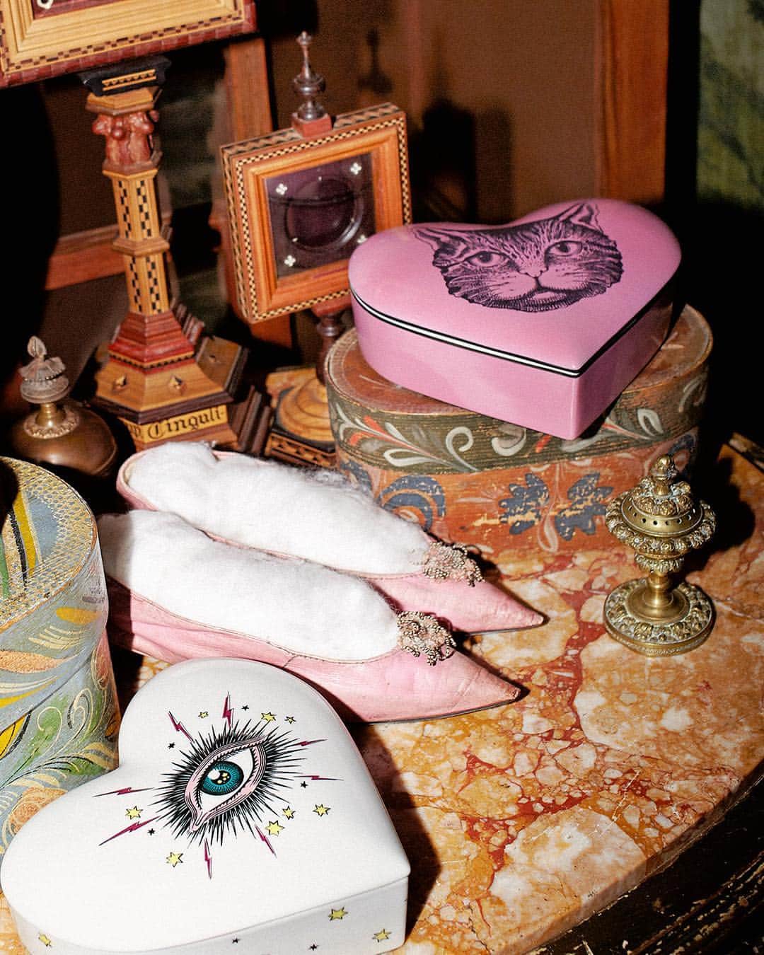グッチさんのインスタグラム写真 - (グッチInstagram)「Ornate porcelain objects—including heart-shaped boxes and candles, produced by @manifatturarichardginori and embellished with the House’s motifs from new #GucciDécor collection by @alessandro_michele. Discover more through link in bio. #AlessandroMichele Photo by: @simon171」4月11日 4時53分 - gucci