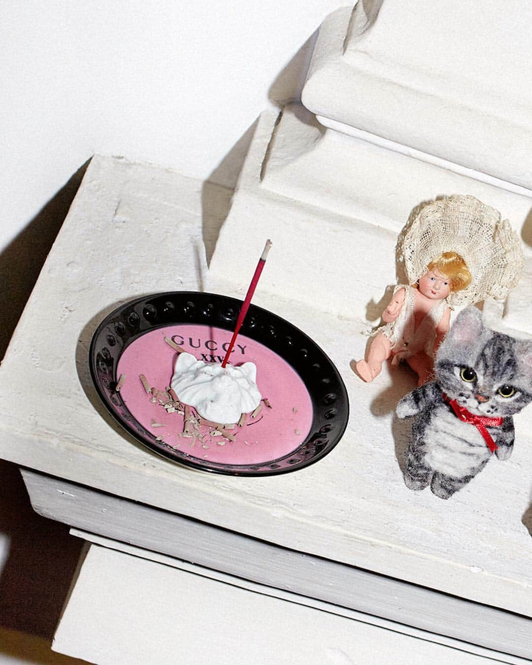 グッチさんのインスタグラム写真 - (グッチInstagram)「Ornate porcelain objects—including heart-shaped boxes and candles, produced by @manifatturarichardginori and embellished with the House’s motifs from new #GucciDécor collection by @alessandro_michele. Discover more through link in bio. #AlessandroMichele Photo by: @simon171」4月11日 4時53分 - gucci