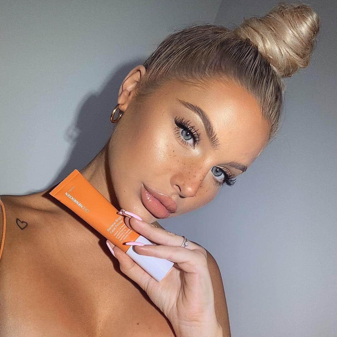 のインスタグラム：「"I have hyperpigmentation. I have oily skin. I have dark spots. I have previous sun damage and a few wrinkles. I typed these skin concerns into google in hopes that someone, somewhere had the same issues and could basically direct me towards some miracle treatment, but instead ‘Vitamin C’ continued to pop up. I always thought vitamin c was something you took as soon as you got the flu. But as it turns out, Vitamin C is actually a miracle for your skin 🍊 This @olehenriksen primer is infused with Vitamin C so I can wear makeup whilst feeling like I’m feeding my skin the juice it needs. It’s like a ‘two birds, one stone’ solution." - @bybrookelle. Have you tried this primer yet? #Regram」