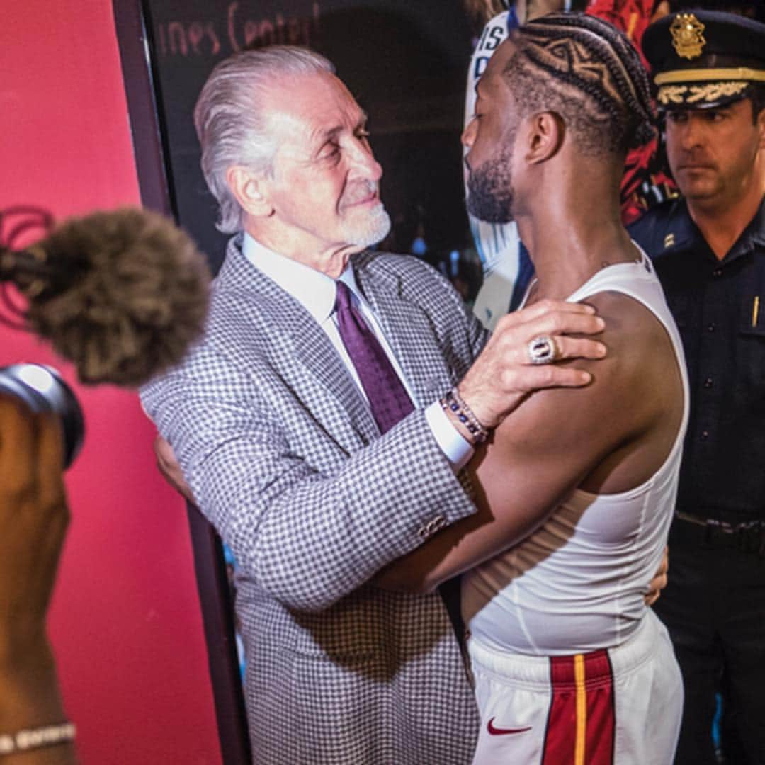 Miami HEATさんのインスタグラム写真 - (Miami HEATInstagram)「One last postgame walk down @AmericanAirlinesArena's Championship Alley... And yes, to answer everyone's question in our comments, we're the ones cutting the onions 😭 #L3GACY」4月11日 5時33分 - miamiheat