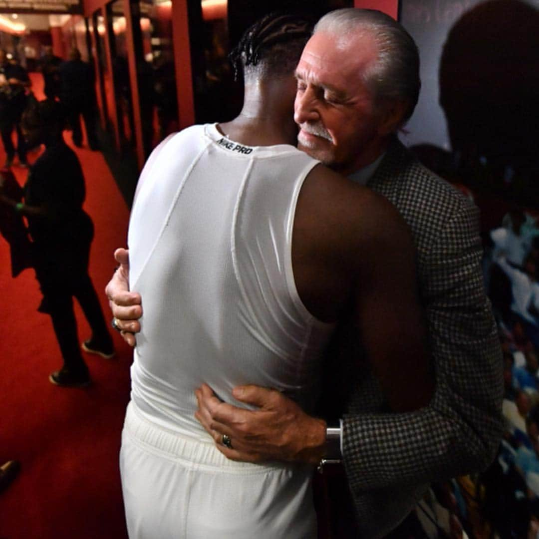 Miami HEATさんのインスタグラム写真 - (Miami HEATInstagram)「One last postgame walk down @AmericanAirlinesArena's Championship Alley... And yes, to answer everyone's question in our comments, we're the ones cutting the onions 😭 #L3GACY」4月11日 5時33分 - miamiheat