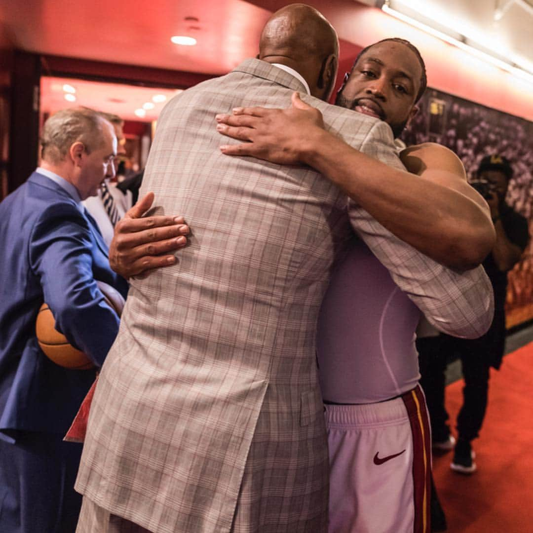 Miami HEATさんのインスタグラム写真 - (Miami HEATInstagram)「One last postgame walk down @AmericanAirlinesArena's Championship Alley... And yes, to answer everyone's question in our comments, we're the ones cutting the onions 😭 #L3GACY」4月11日 5時33分 - miamiheat