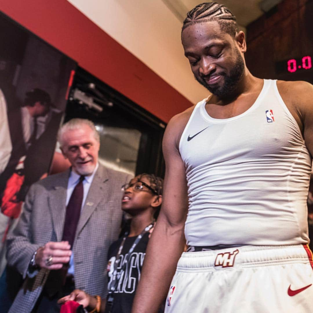 Miami HEATさんのインスタグラム写真 - (Miami HEATInstagram)「One last postgame walk down @AmericanAirlinesArena's Championship Alley... And yes, to answer everyone's question in our comments, we're the ones cutting the onions 😭 #L3GACY」4月11日 5時33分 - miamiheat