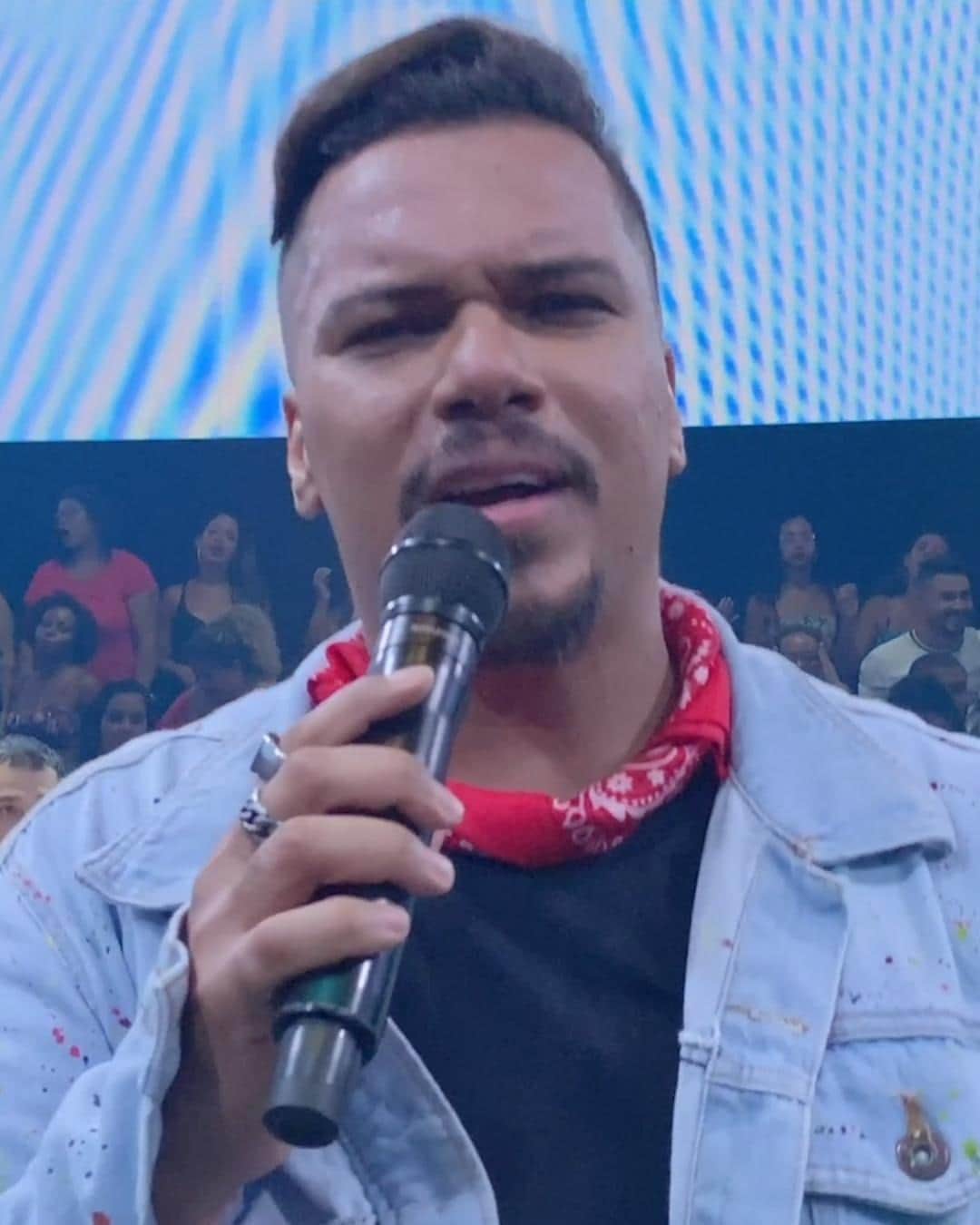 Sorriso Marotoのインスタグラム：「Falta menos de 1 mês pro show de lançamento da nova turnê #AoCuboAoVivoEmCores no KM da Vantagens Hall no Rio de Janeiro! Quem tá ansioso? Nós estamos e muitooo! 😃😂 Ah, melhor garantir logo seu ingresso porque as vendas estão voando! Depois não vai dizer que a gente não avisou, viu!? 😏 👉🏽🎟 http://bit.ly/sm3kmrj」