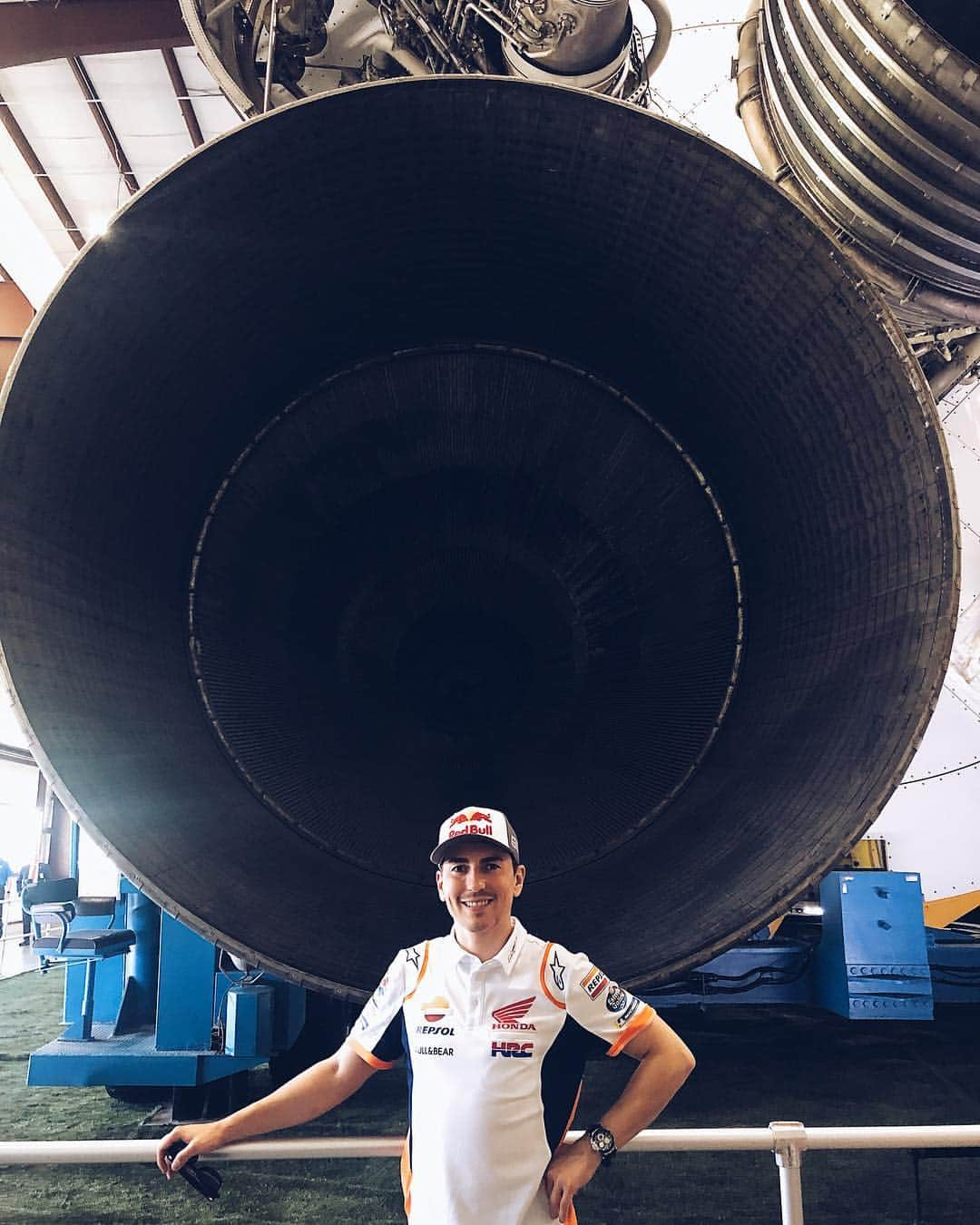 ホルヘ・ロレンソさんのインスタグラム写真 - (ホルヘ・ロレンソInstagram)「🚀 to #AmericasGP 🇺🇸. Thanks @spacecenterhou & @box_repsol」4月11日 5時29分 - jorgelorenzo99