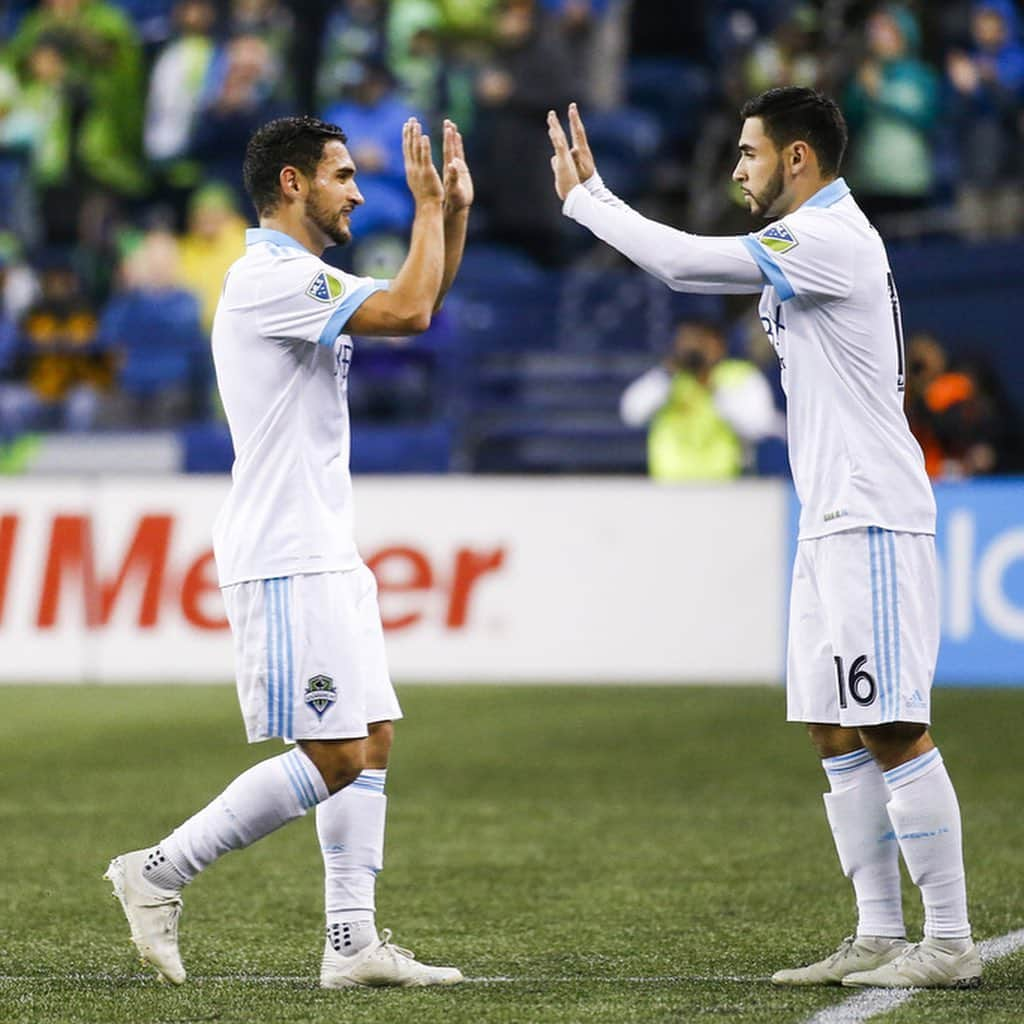 Major League Soccerさんのインスタグラム写真 - (Major League SoccerInstagram)「Brothers don’t shake hands. Brothers gotta hug! #NationalSiblingDay」4月11日 5時43分 - mls