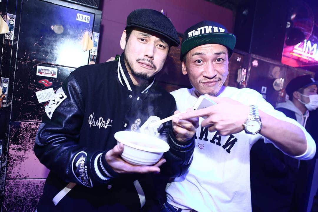 RYO the SKYWALKERのインスタグラム：「遅ればせながらの4/10”フォトの日”  OBA-P @stereocrava との五年前。何食ってたんやろ？  Big up JUNYA @junya_thirdeye !!! #フォトの日」
