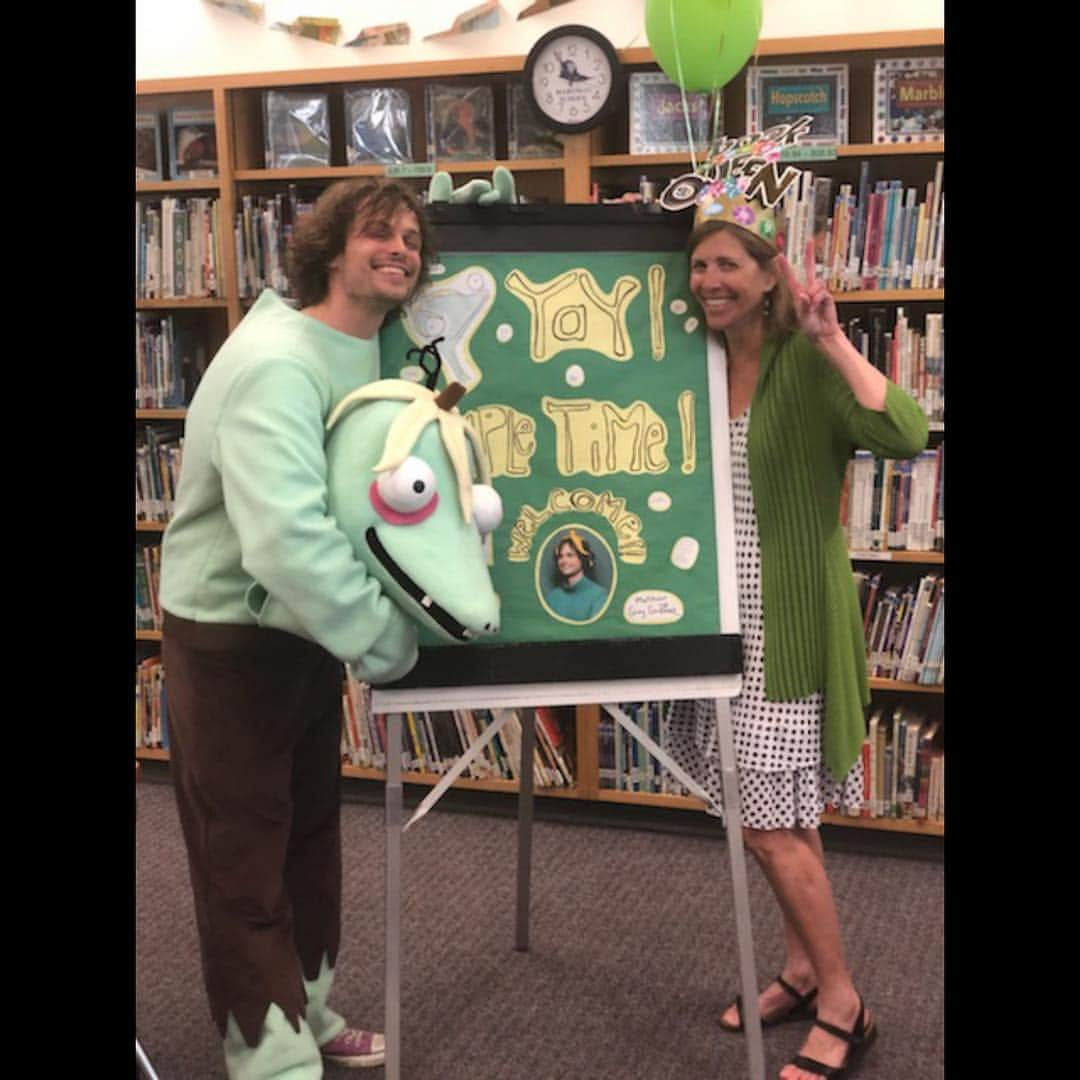 マシュー・グレイ・ギュブラーさんのインスタグラム写真 - (マシュー・グレイ・ギュブラーInstagram)「me and the incredible librarian Mrs. Becker. when i went to read #RumpleButtercup to her school all the kids walked in wearing handmade construction paper bananas on their heads! also shout out to anyone that has a giant cut out of their own face! i love you Mrs. Becker. 💚💚💚 #theRumpleTour」4月11日 5時54分 - gublergram