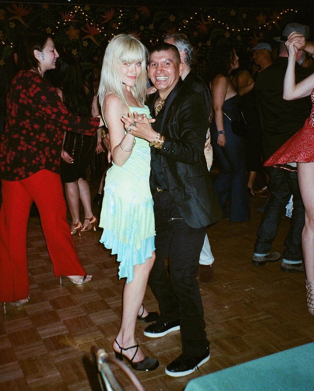 Ashley Smithさんのインスタグラム写真 - (Ashley SmithInstagram)「Chips and dips 💃🏼 just got my film back from salsa night. Mario and I held the floor that night, with our shimmy shake and swirl. Photo by @yanayatsuk」4月11日 5時55分 - therealashsmith