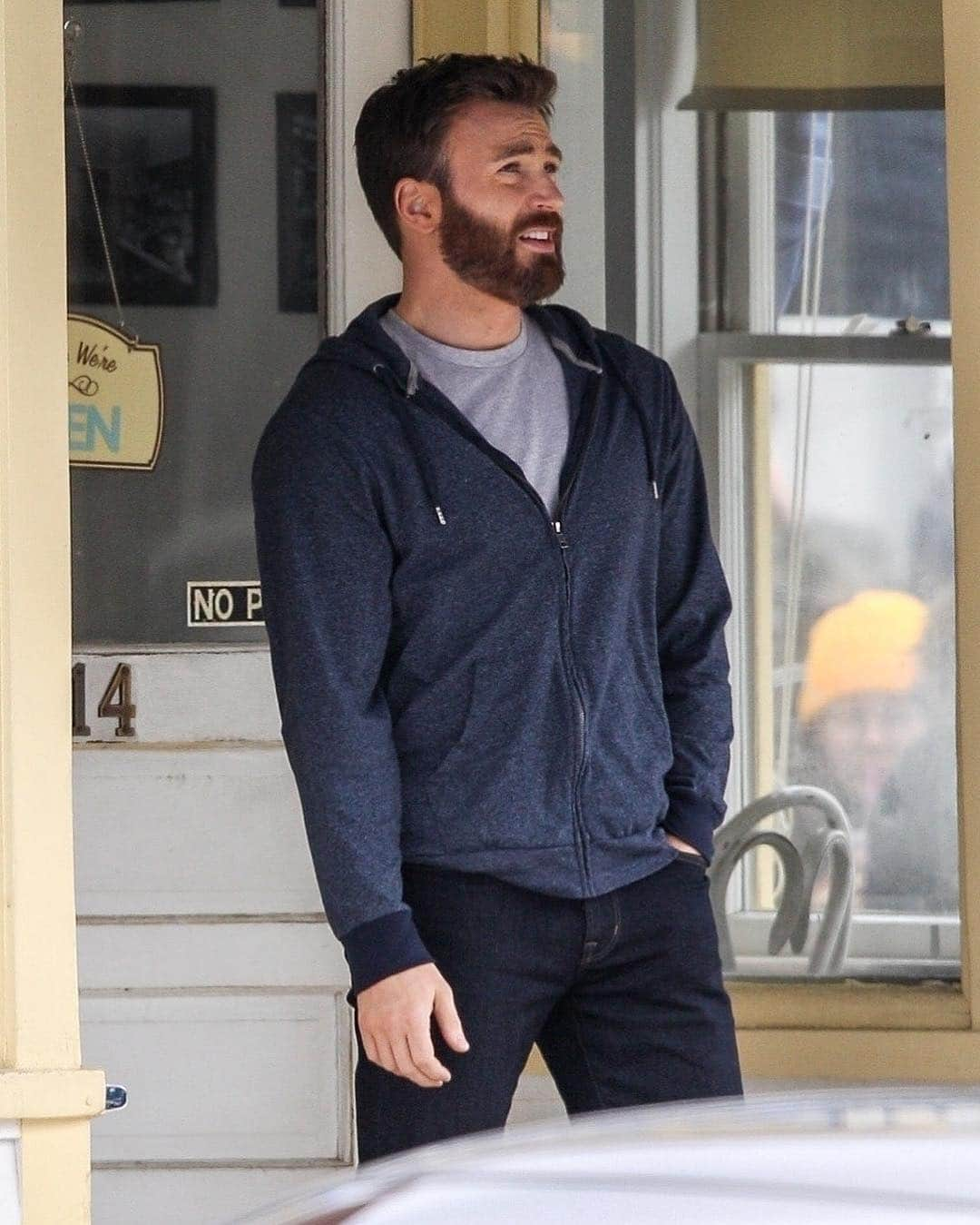 Just Jaredさんのインスタグラム写真 - (Just JaredInstagram)「Chris Evans spends the day filming his upcoming Apple TV+ series “Defending Jacob.” #ChrisEvans #DefendingJacob Photos: Backgrid」4月11日 5時56分 - justjared