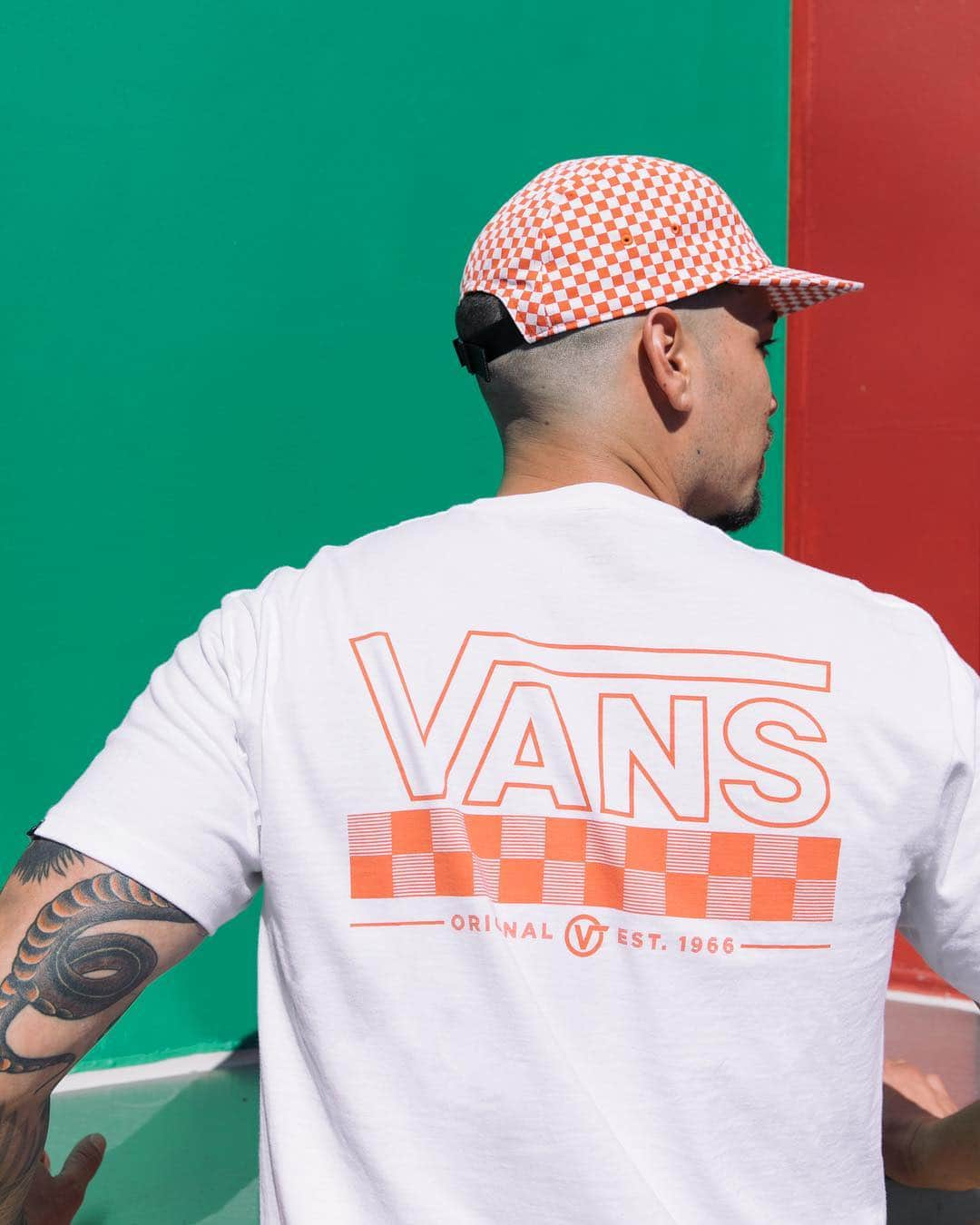 vansさんのインスタグラム写真 - (vansInstagram)「Color pop: The Big Check Tee and the Davis 5 Panel Hat are here for spring at vans.com/mens and your local store.」4月11日 6時09分 - vans